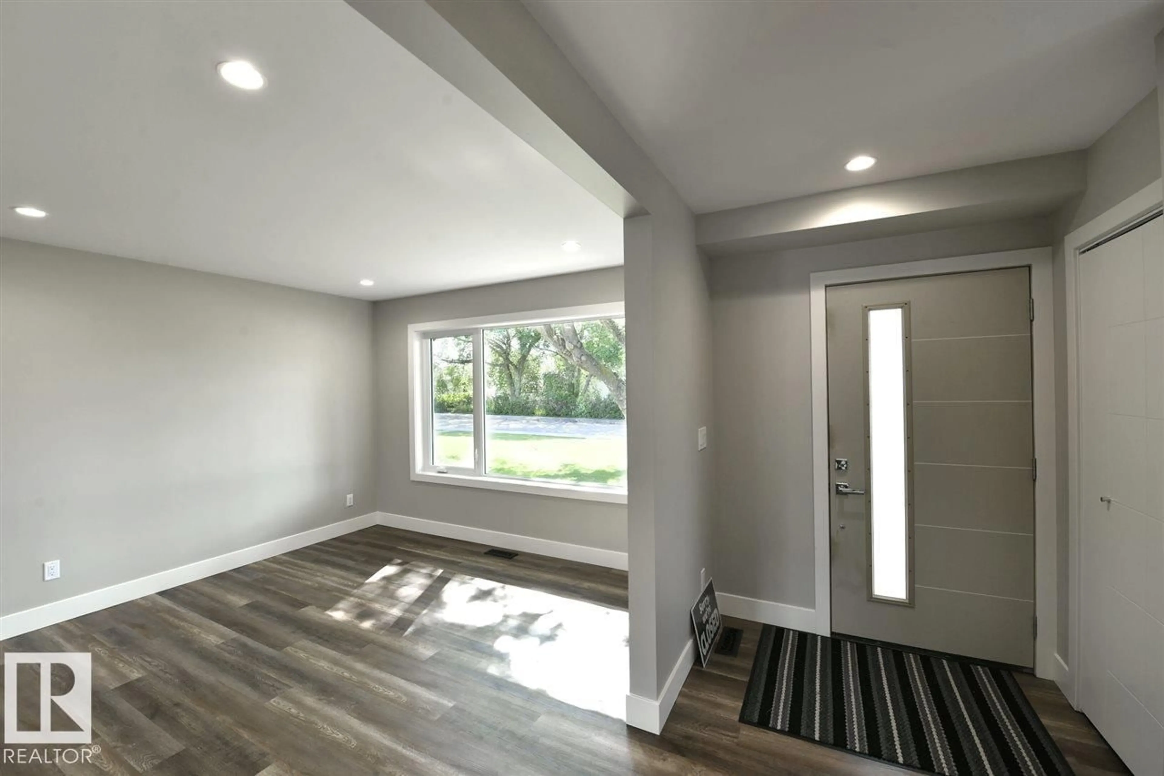 Indoor entryway for 10447 52 ST NW, Edmonton Alberta T6A2G9