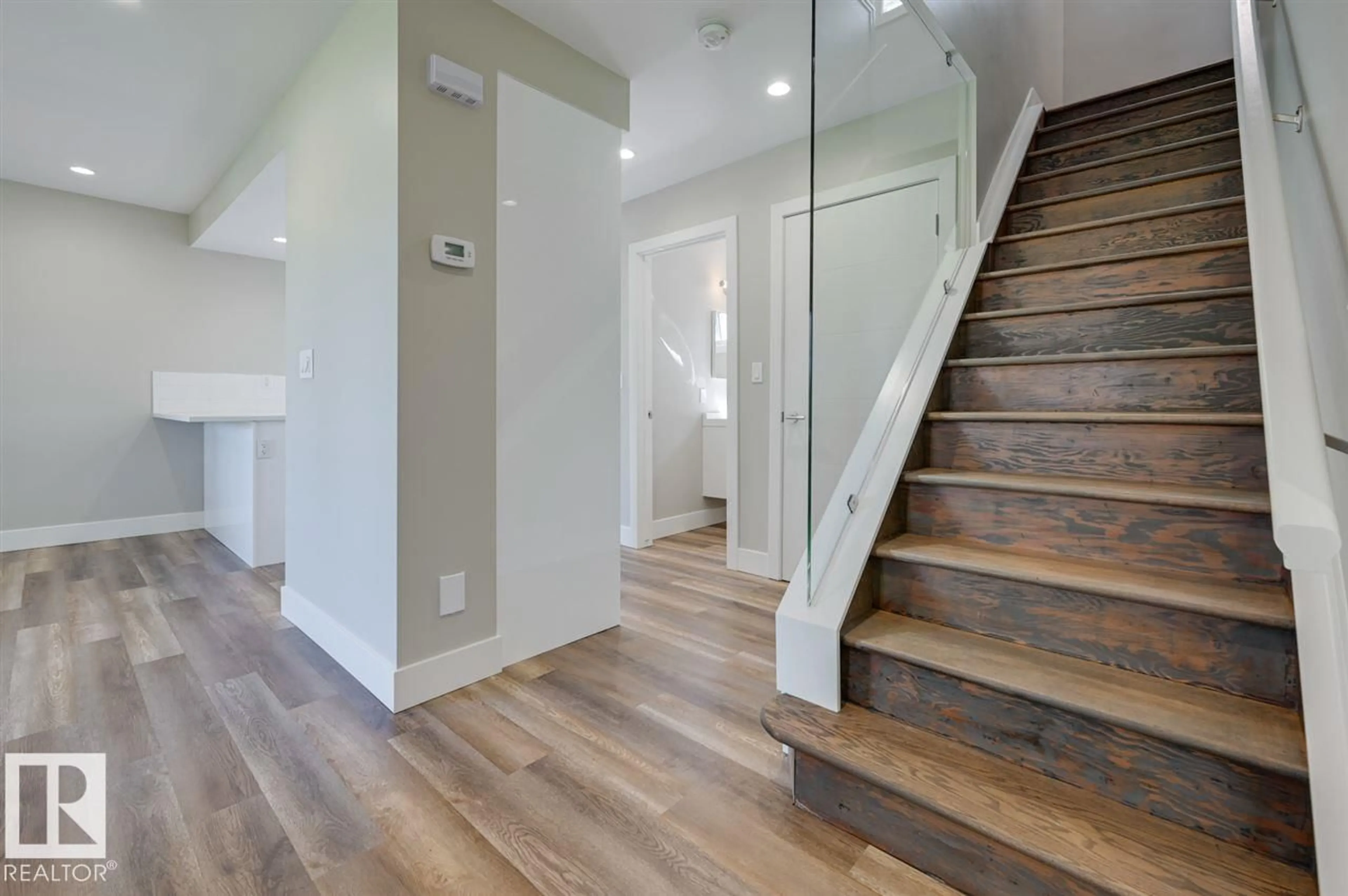 Indoor entryway for 10447 52 ST NW, Edmonton Alberta T6A2G9