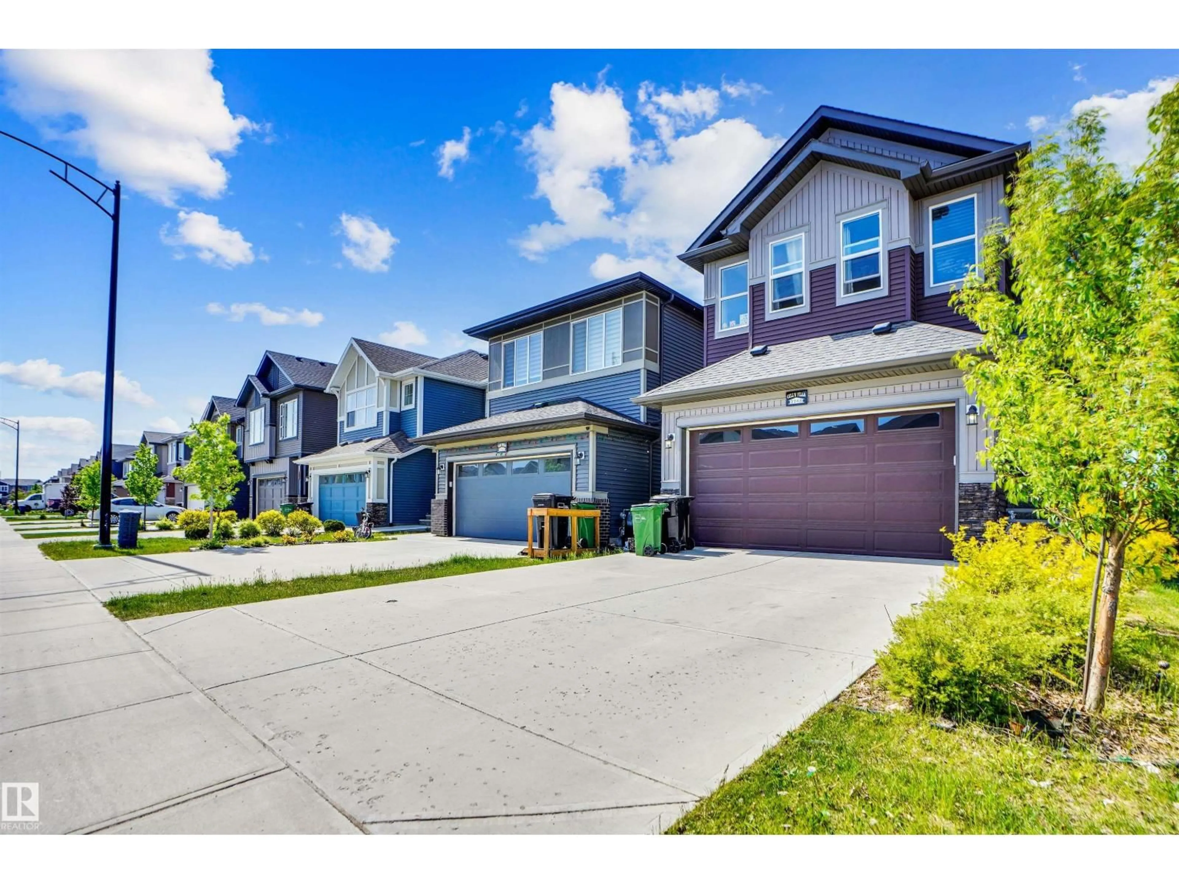 A pic from outside/outdoor area/front of a property/back of a property/a pic from drone, street for 2743 COLLINS CR, Edmonton Alberta T6W3X4