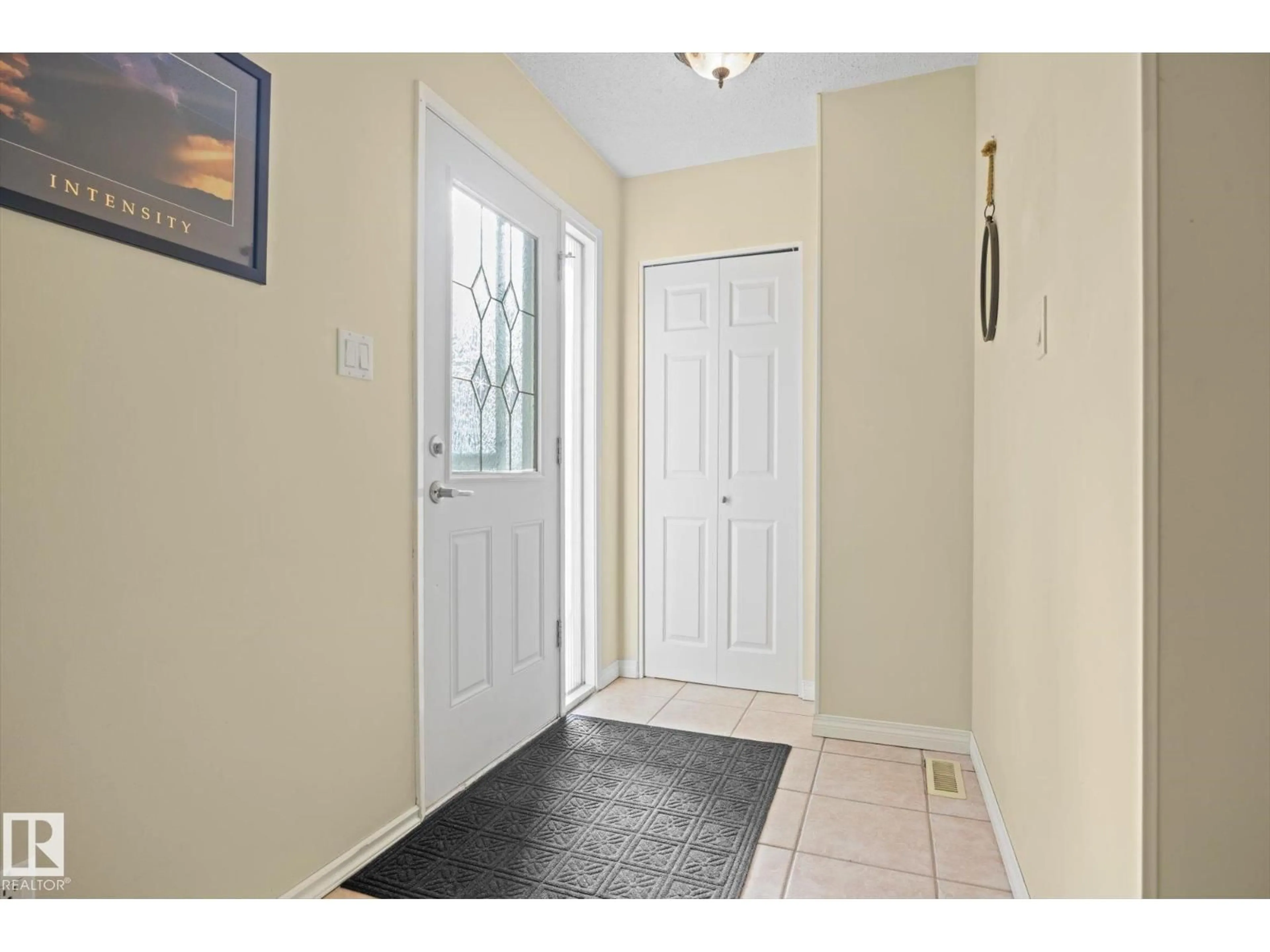 Indoor entryway for 15 FALCON CR, St. Albert Alberta T8N1V1