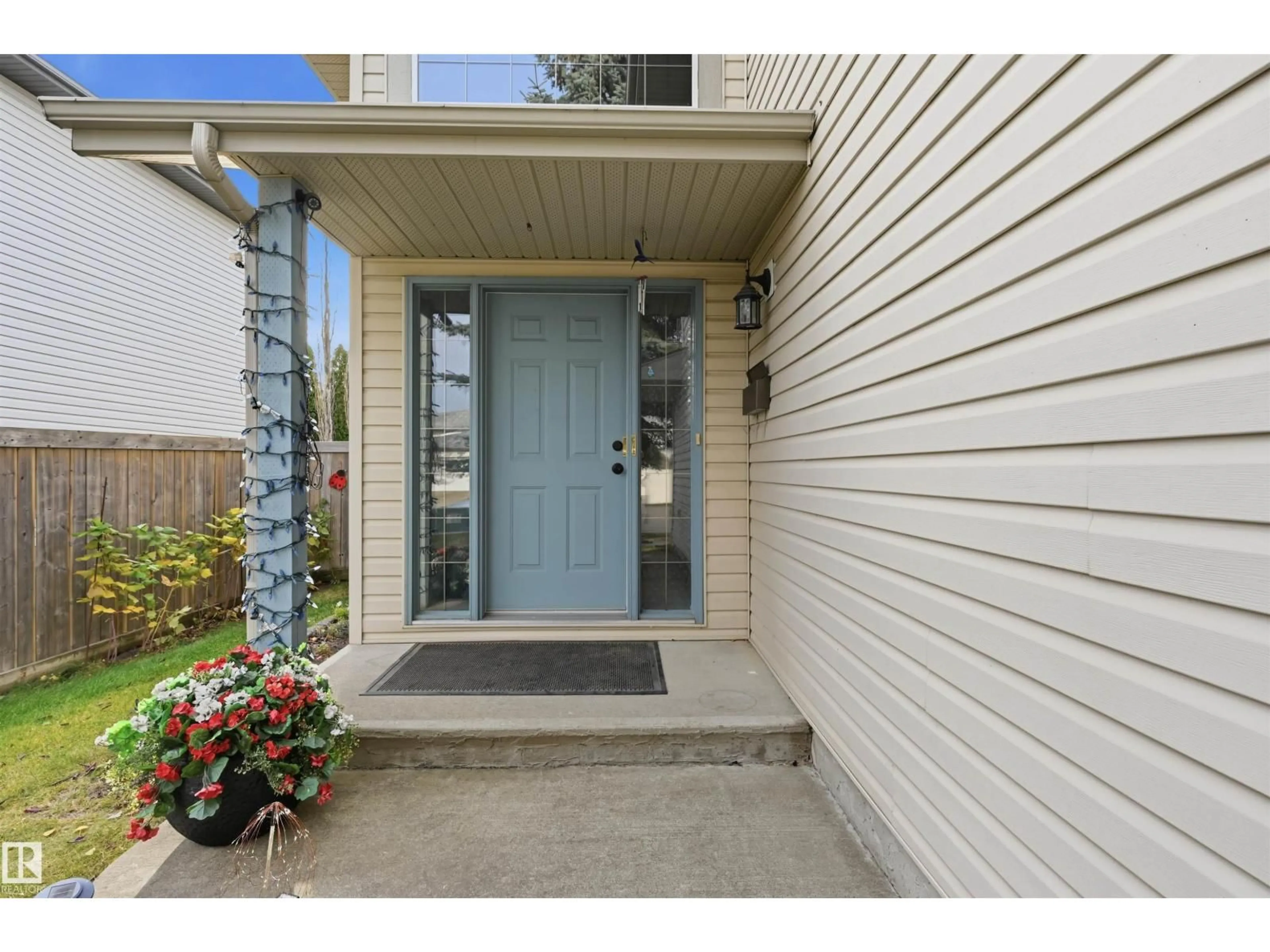 Indoor entryway for 415 WILLIAMS CO, Edmonton Alberta T6T1N5