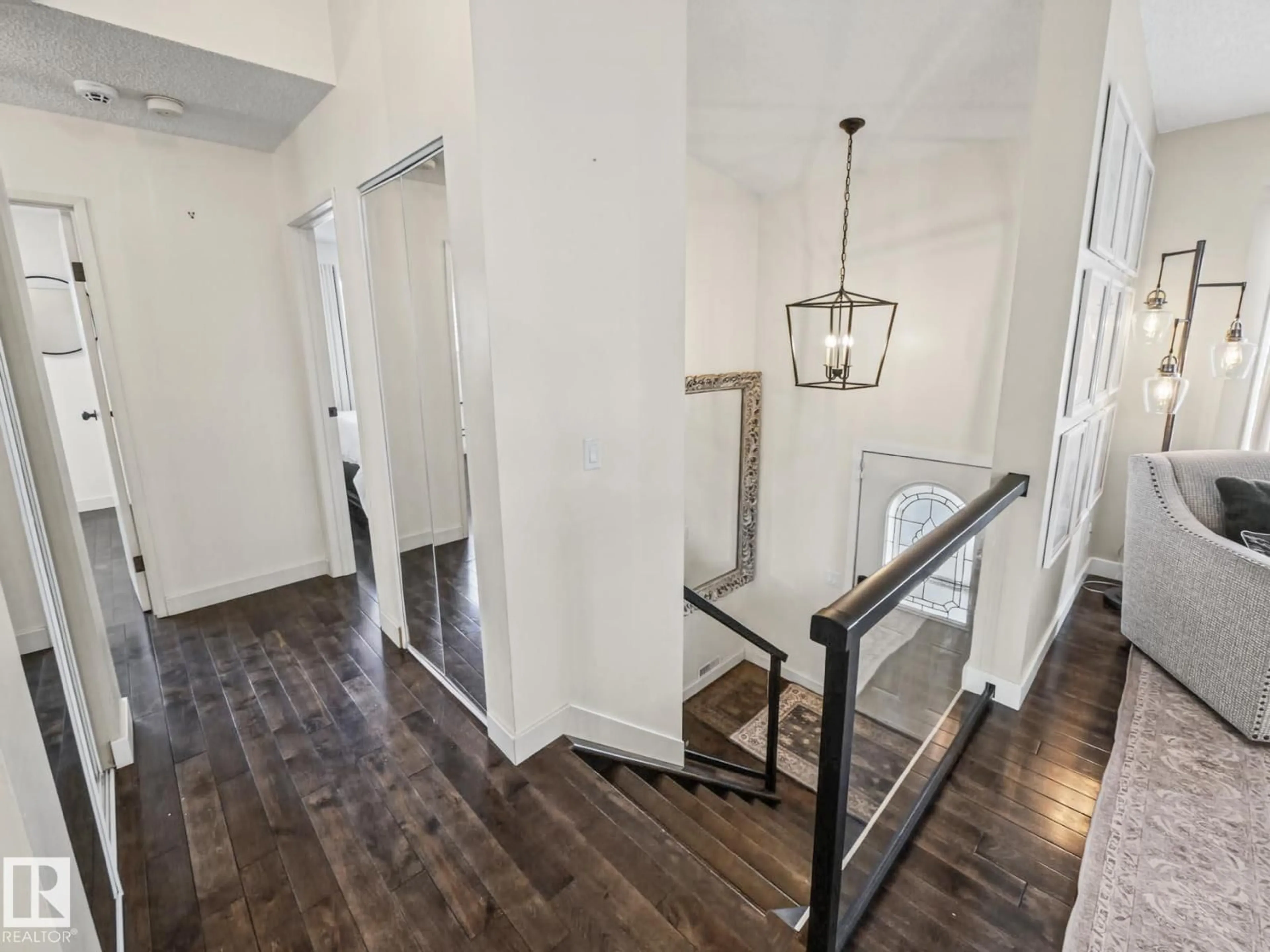 Indoor entryway for 19 DARLINGTON DR, Sherwood Park Alberta T8H1R8