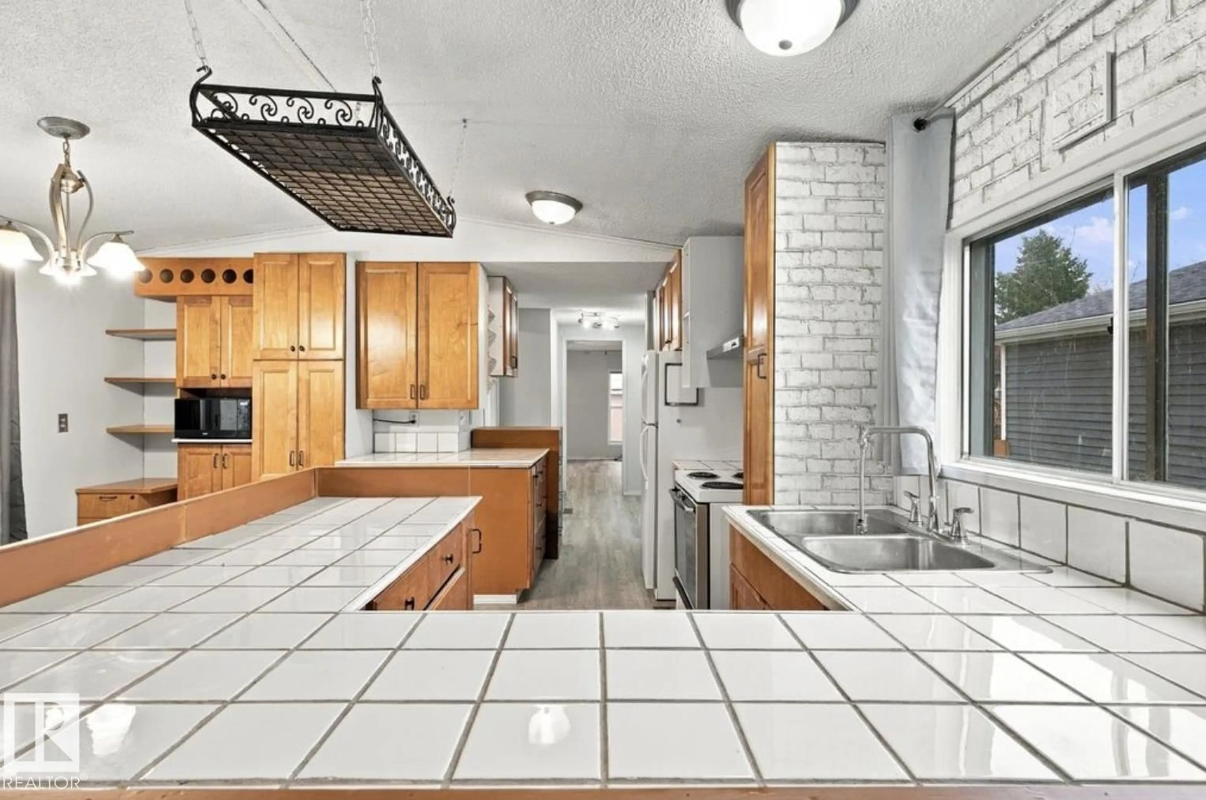Open concept kitchen, ceramic/tile floor for 2664 LAKEVIEW DR, Edmonton Alberta T5S1T7