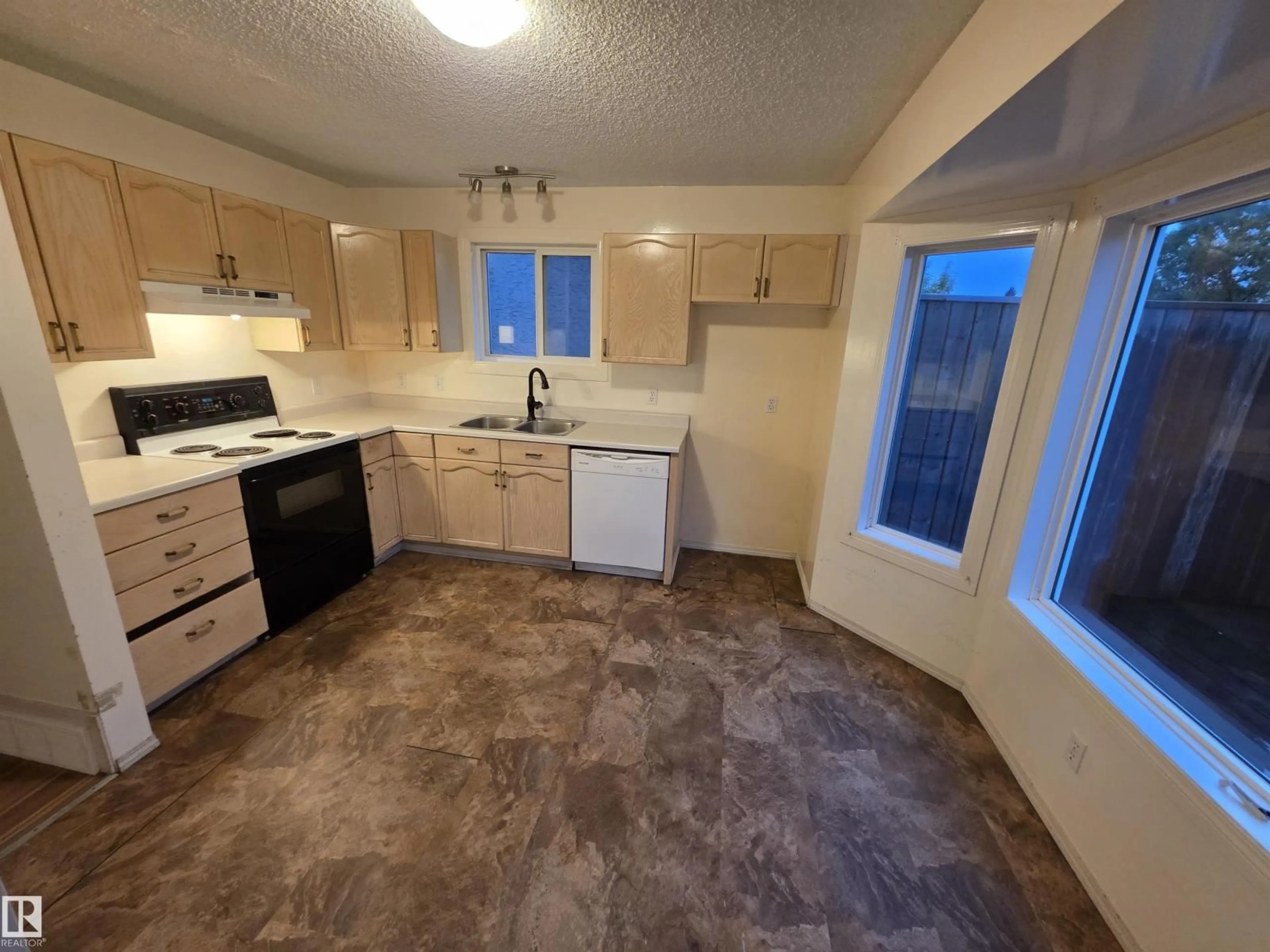 Standard kitchen, unknown for 136 5 ABERDEEN WY, Stony Plain Alberta T7Z1N1