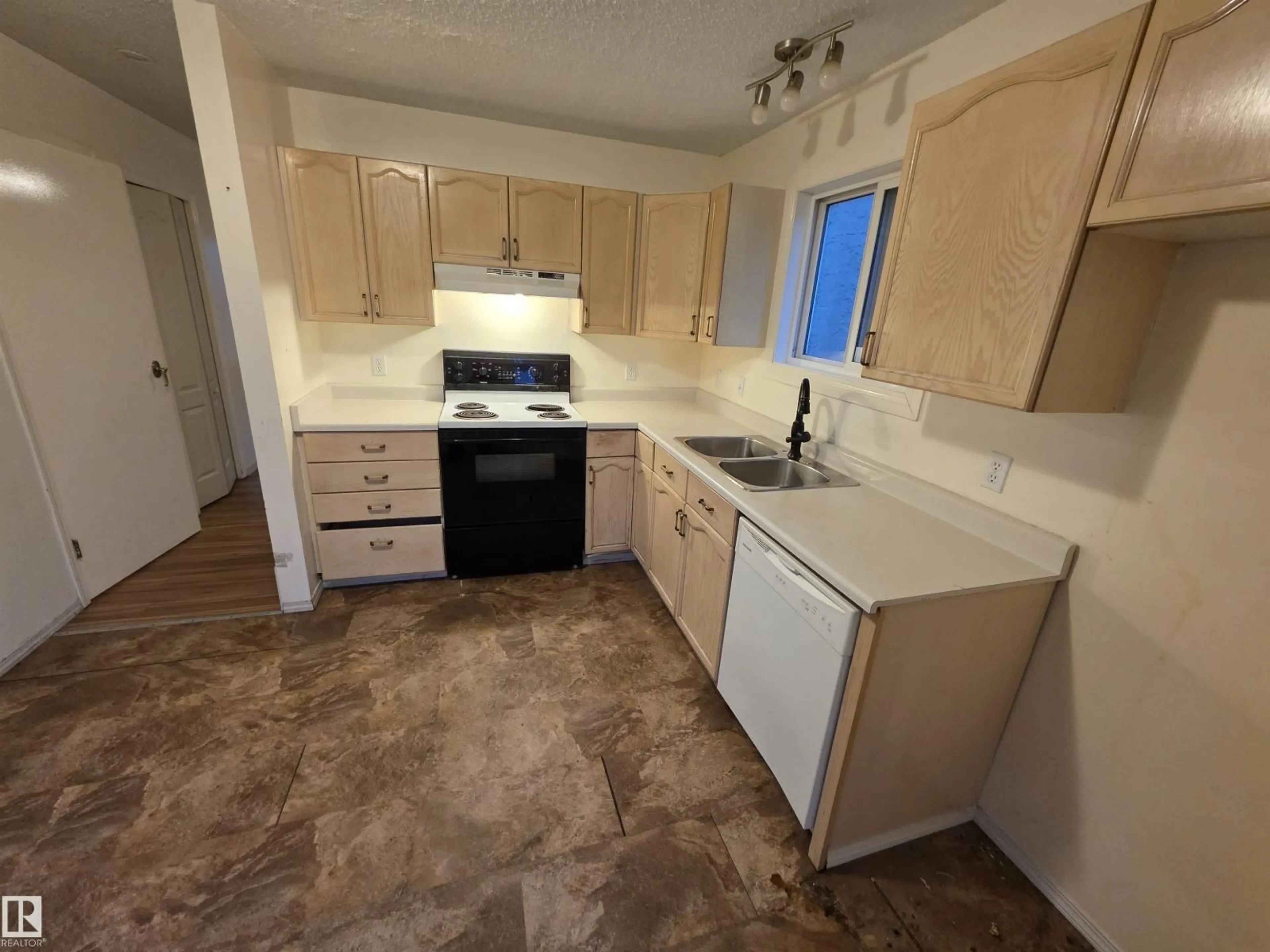 Standard kitchen, unknown for 136 5 ABERDEEN WY, Stony Plain Alberta T7Z1N1