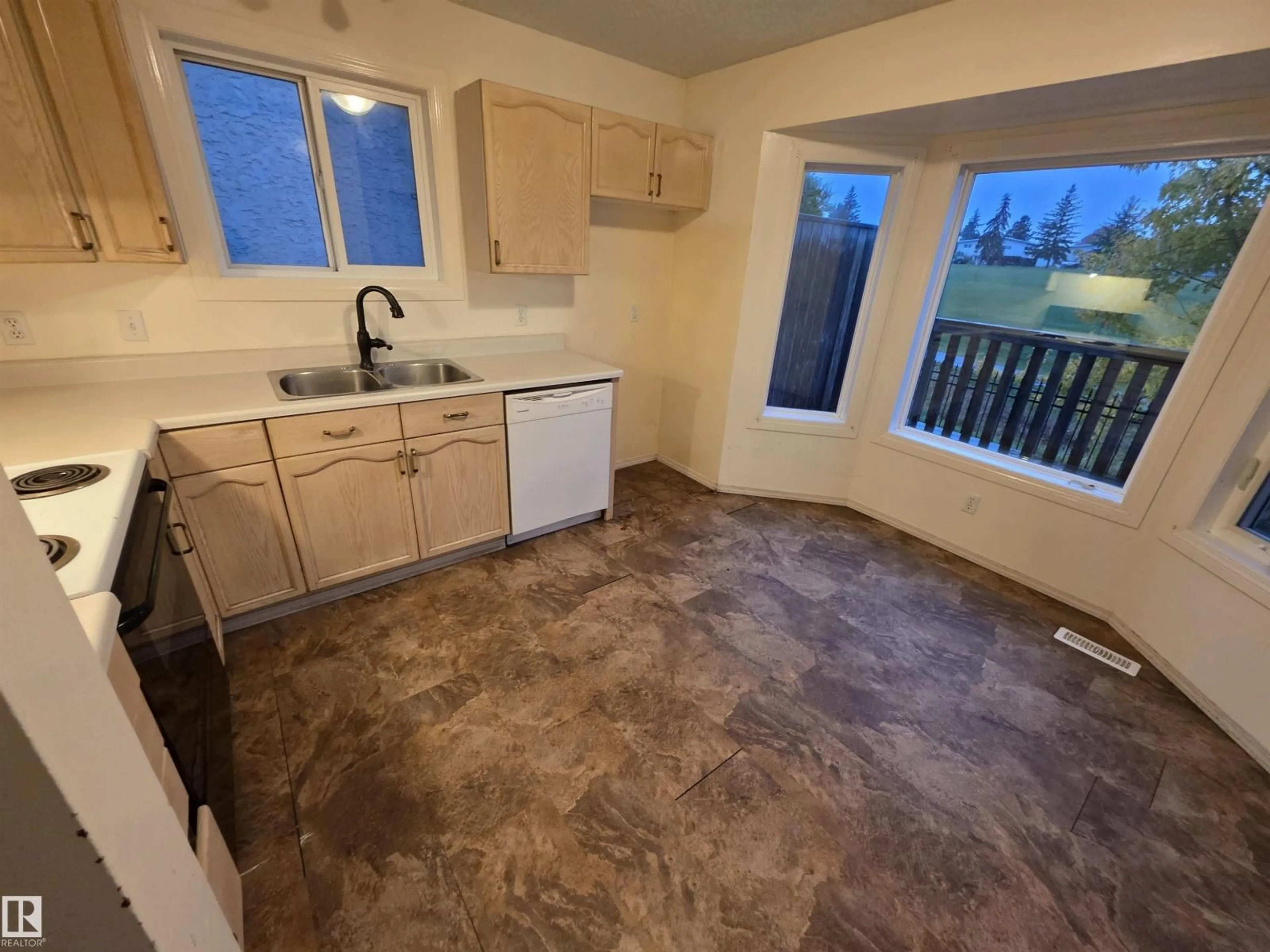 Standard kitchen, ceramic/tile floor for 136 5 ABERDEEN WY, Stony Plain Alberta T7Z1N1