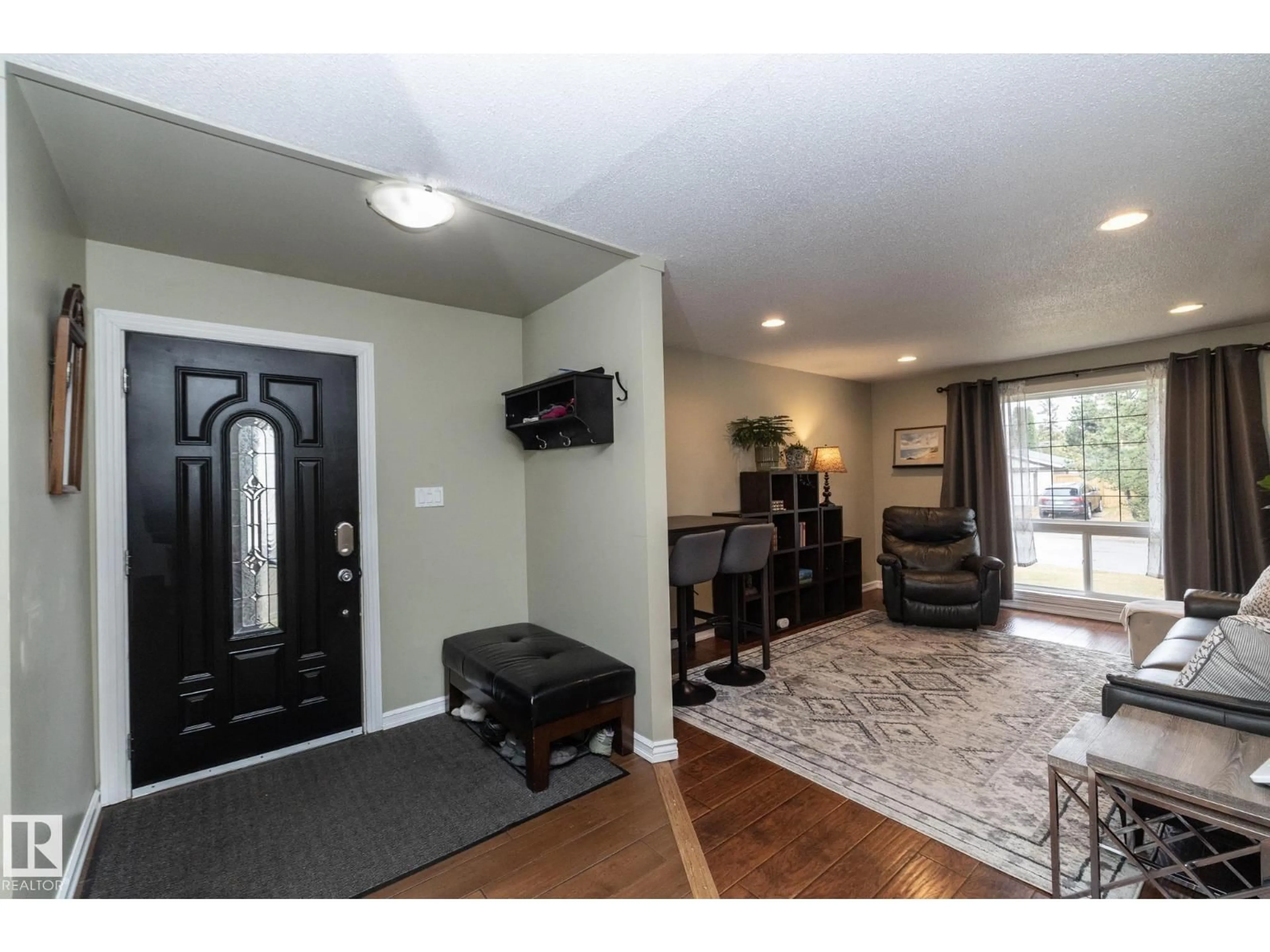 Indoor entryway for 7412 33 AV, Edmonton Alberta T6K1J4