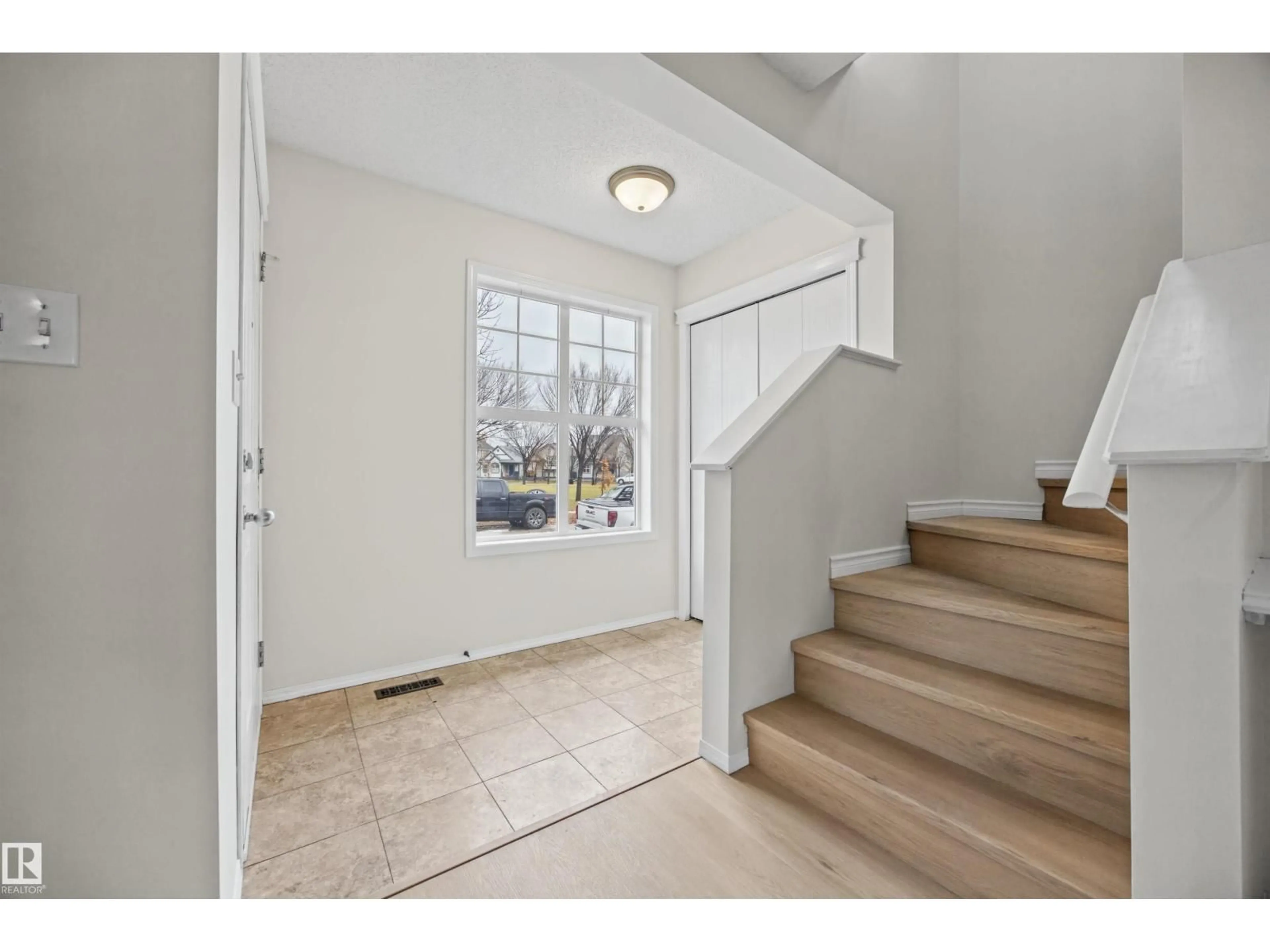 Indoor entryway for 4618 TURNER SQUARE, Edmonton Alberta T6R3H3