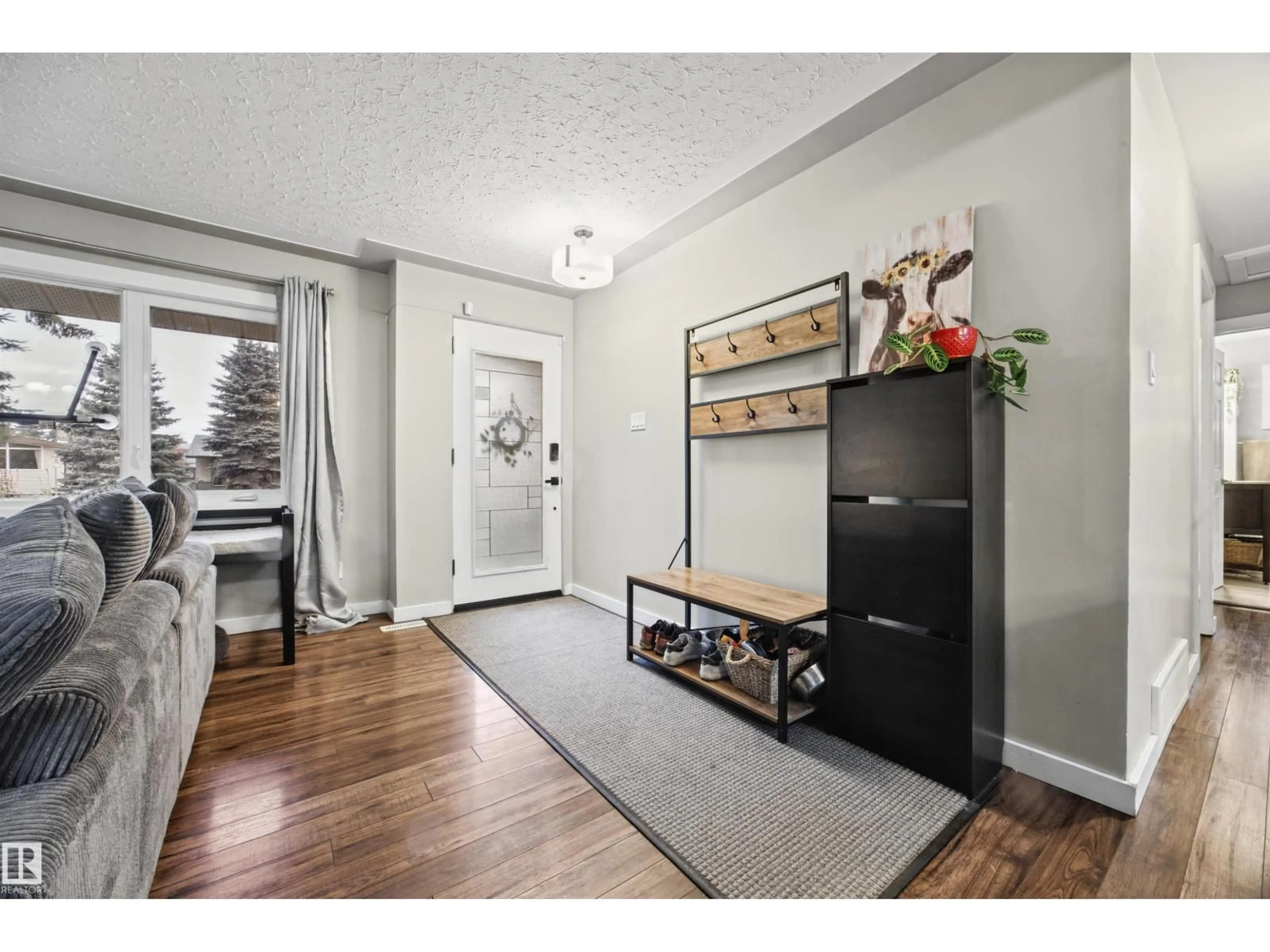 Indoor entryway for 10235 FULTON RD, Edmonton Alberta T6A3T5