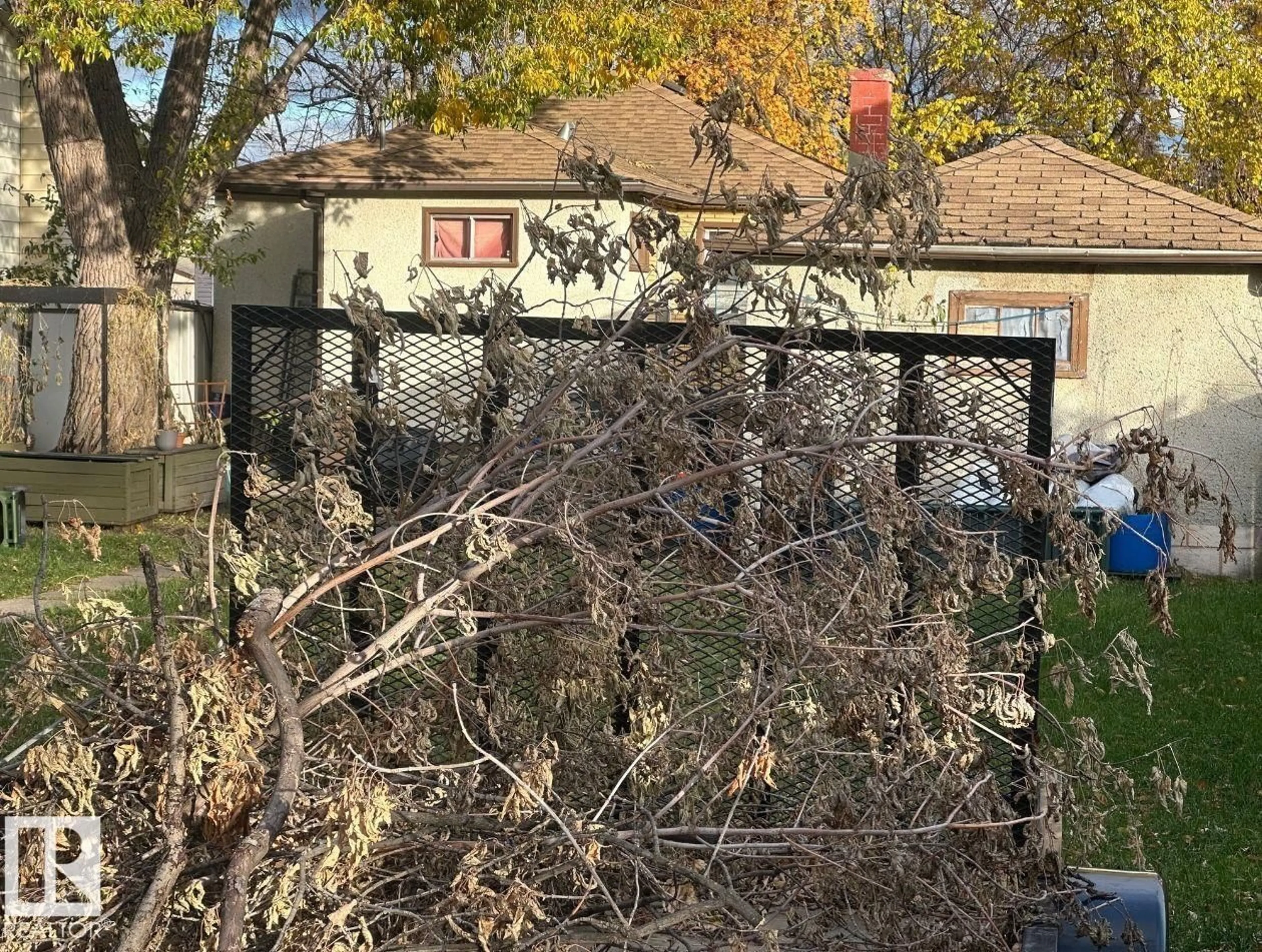 A pic from outside/outdoor area/front of a property/back of a property/a pic from drone, unknown for 9516 150 ST, Edmonton Alberta T5P1M9