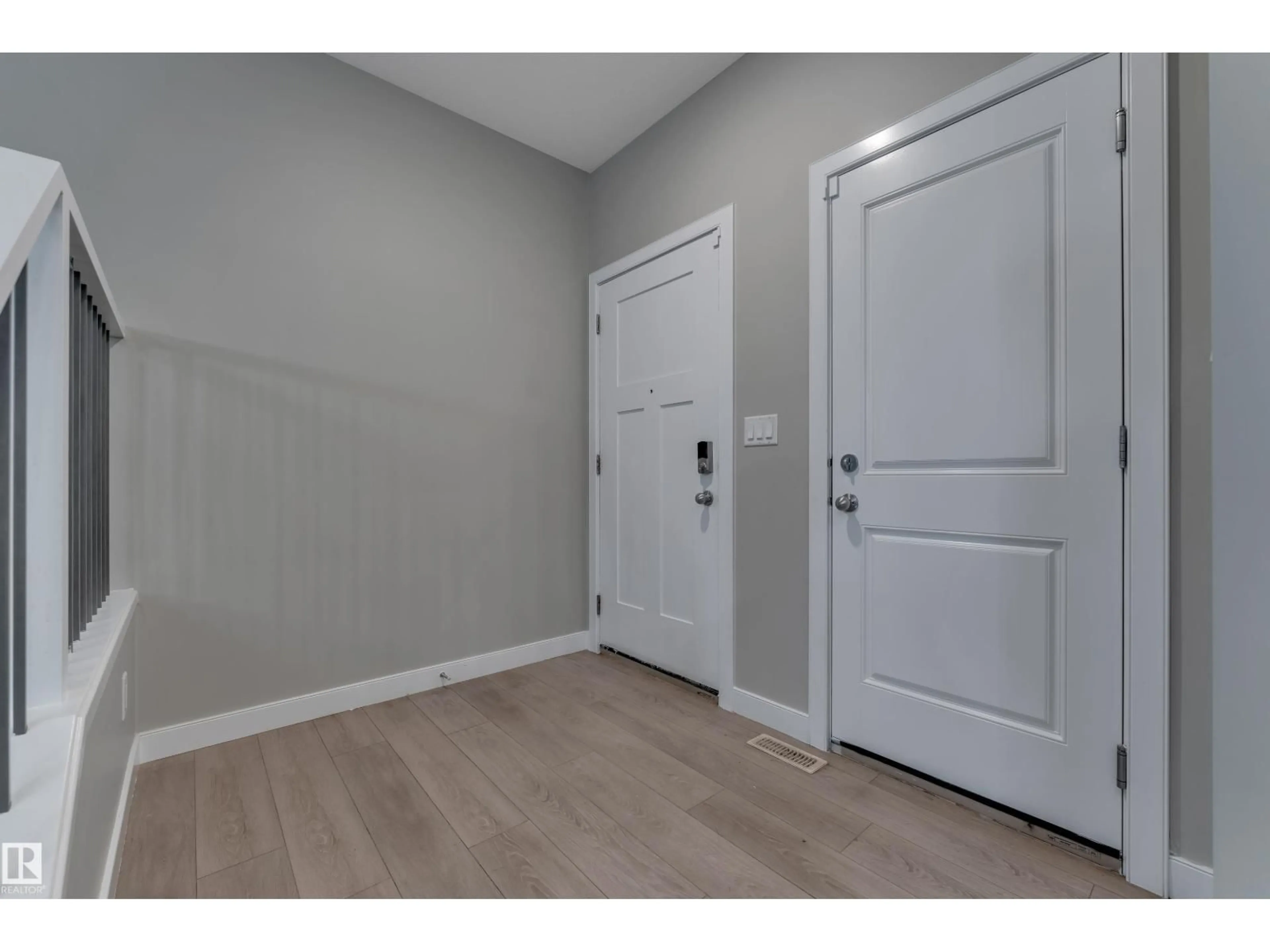 Indoor entryway for 9328 PEAR LINK SW, Edmonton Alberta T6X2V9