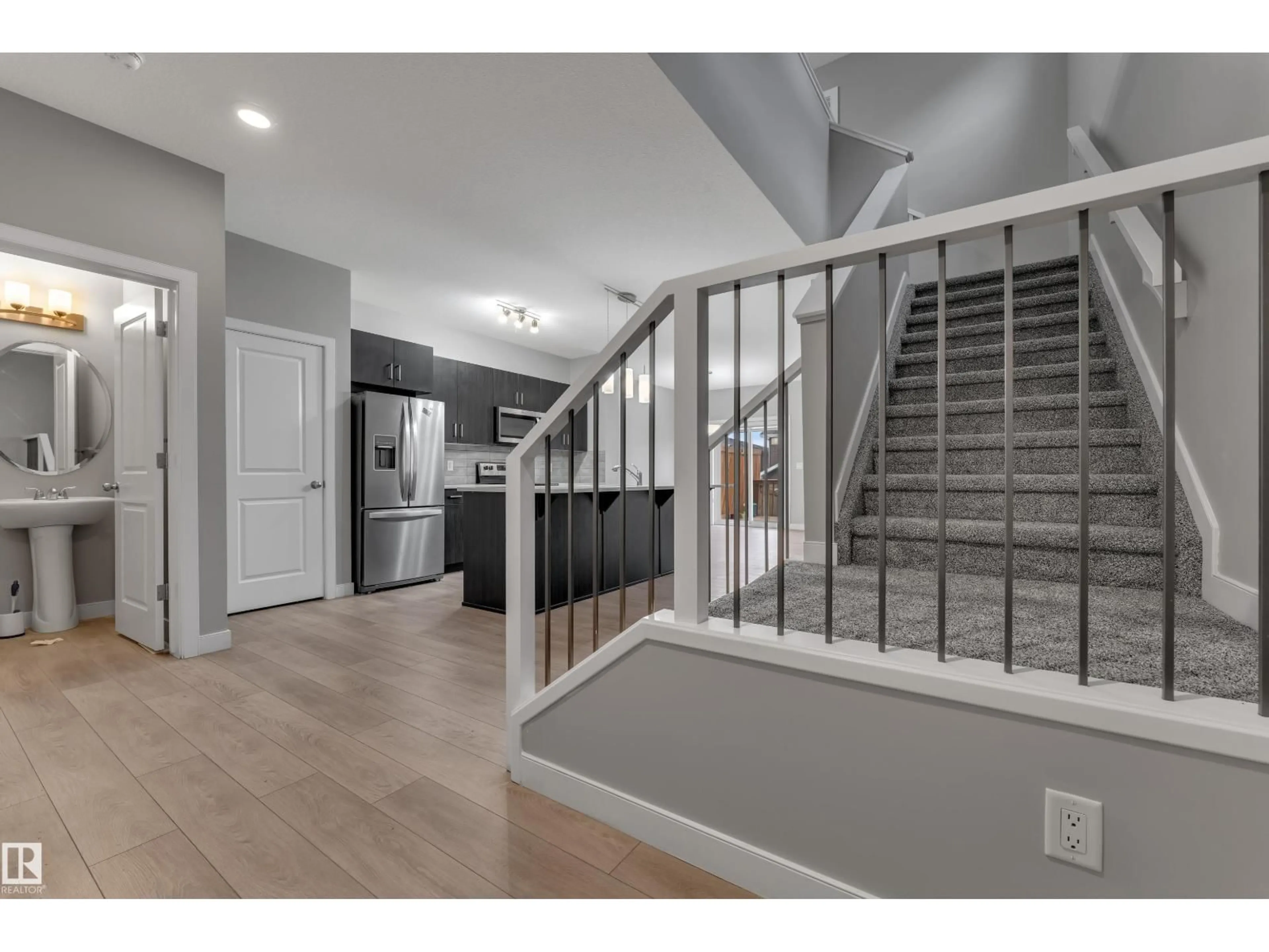 Indoor entryway for 9328 PEAR LINK SW, Edmonton Alberta T6X2V9