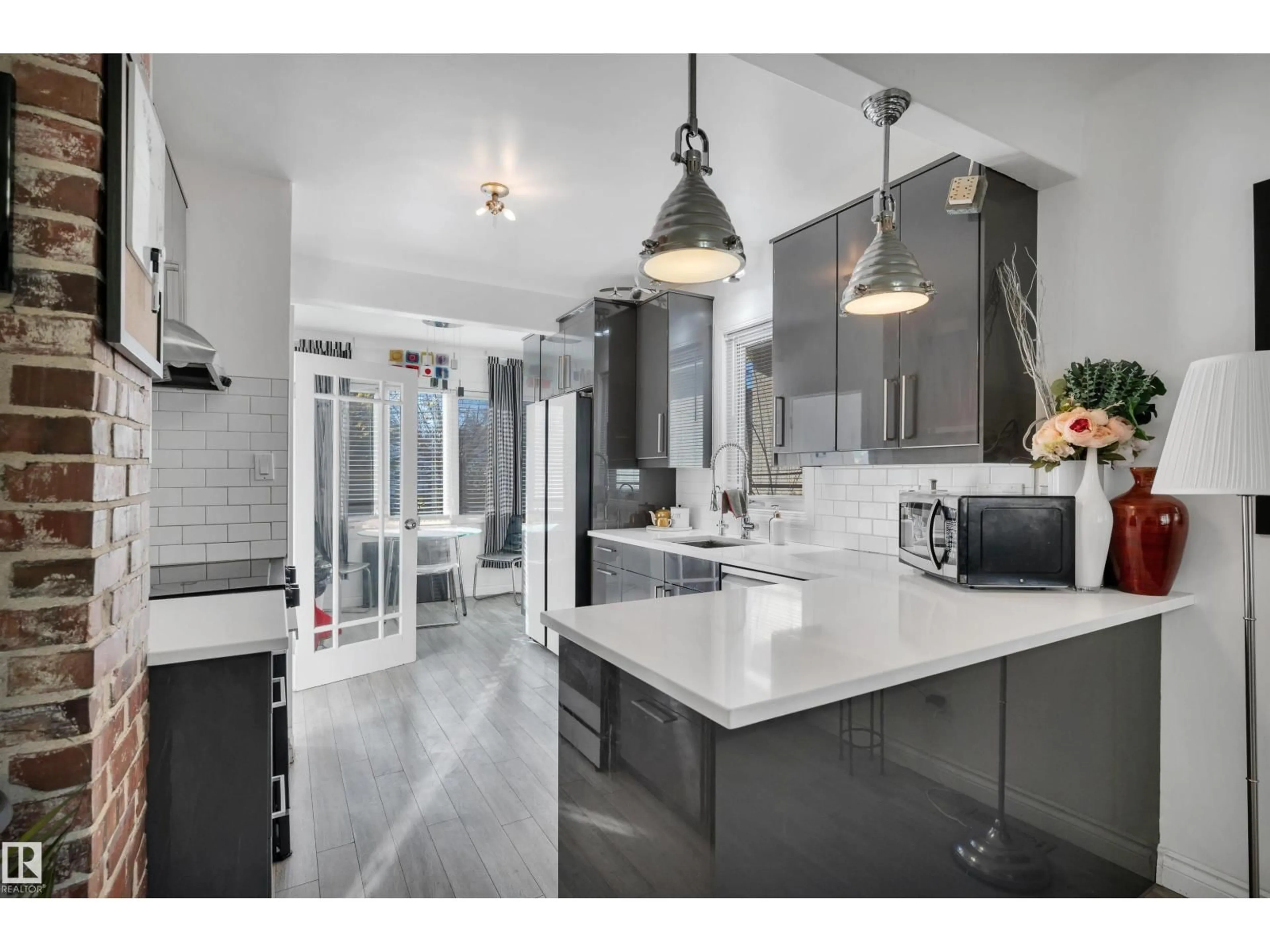 Contemporary kitchen, unknown for NW - 9831 83 AV, Edmonton Alberta T6E2B8