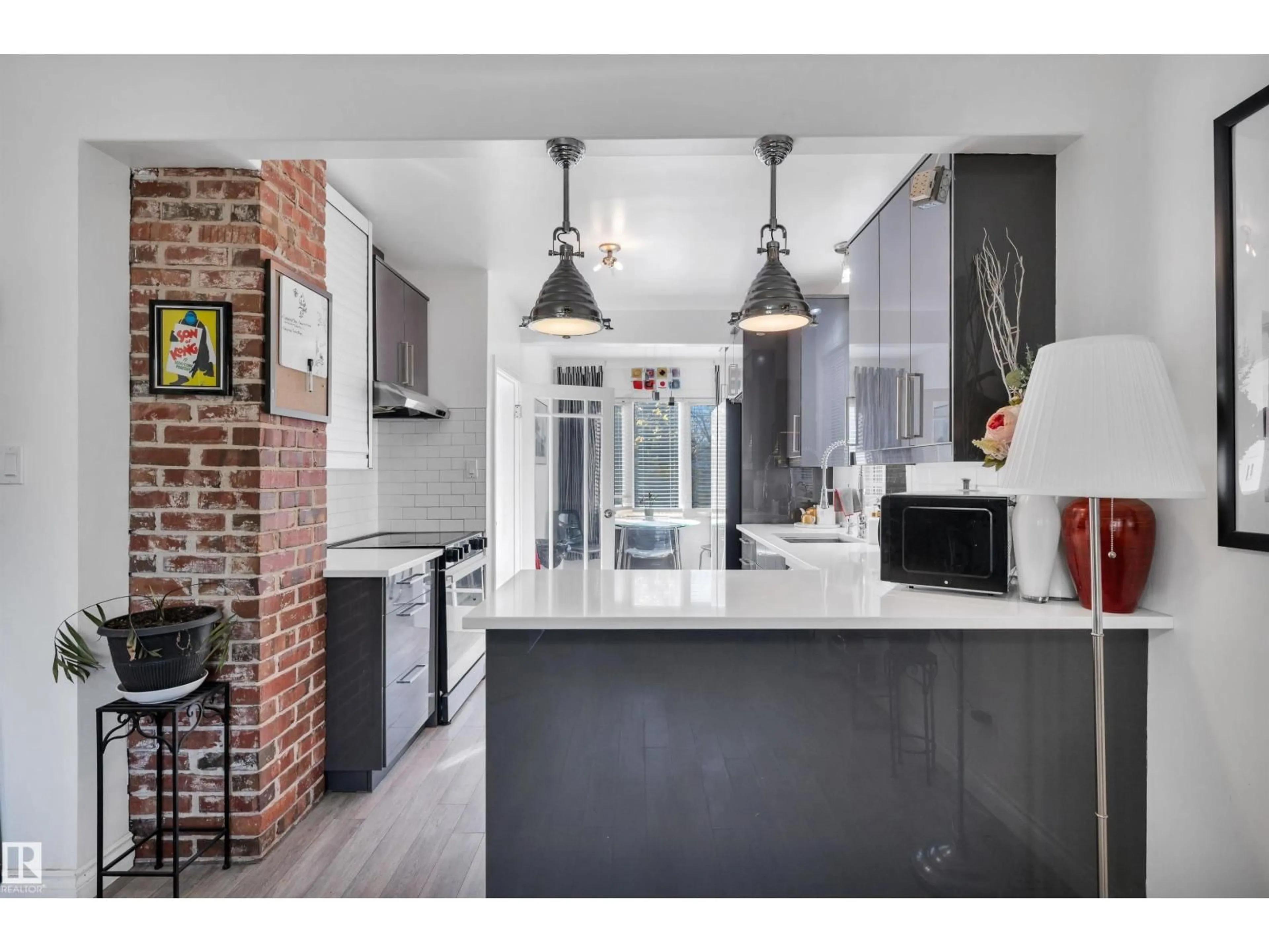 Contemporary kitchen, unknown for NW - 9831 83 AV, Edmonton Alberta T6E2B8