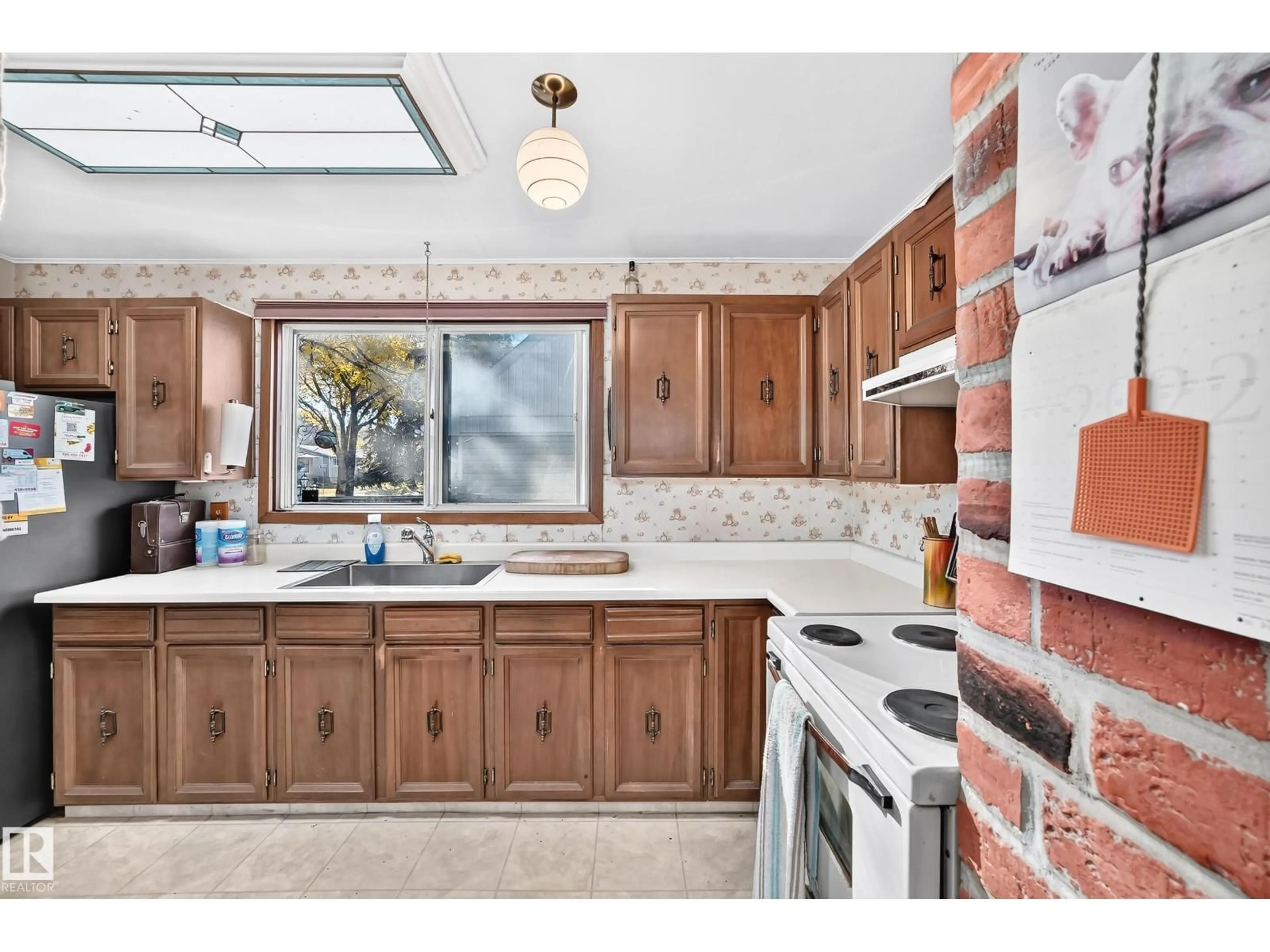 Standard kitchen, ceramic/tile floor for NW - 12110 58 ST, Edmonton Alberta T5W3X4