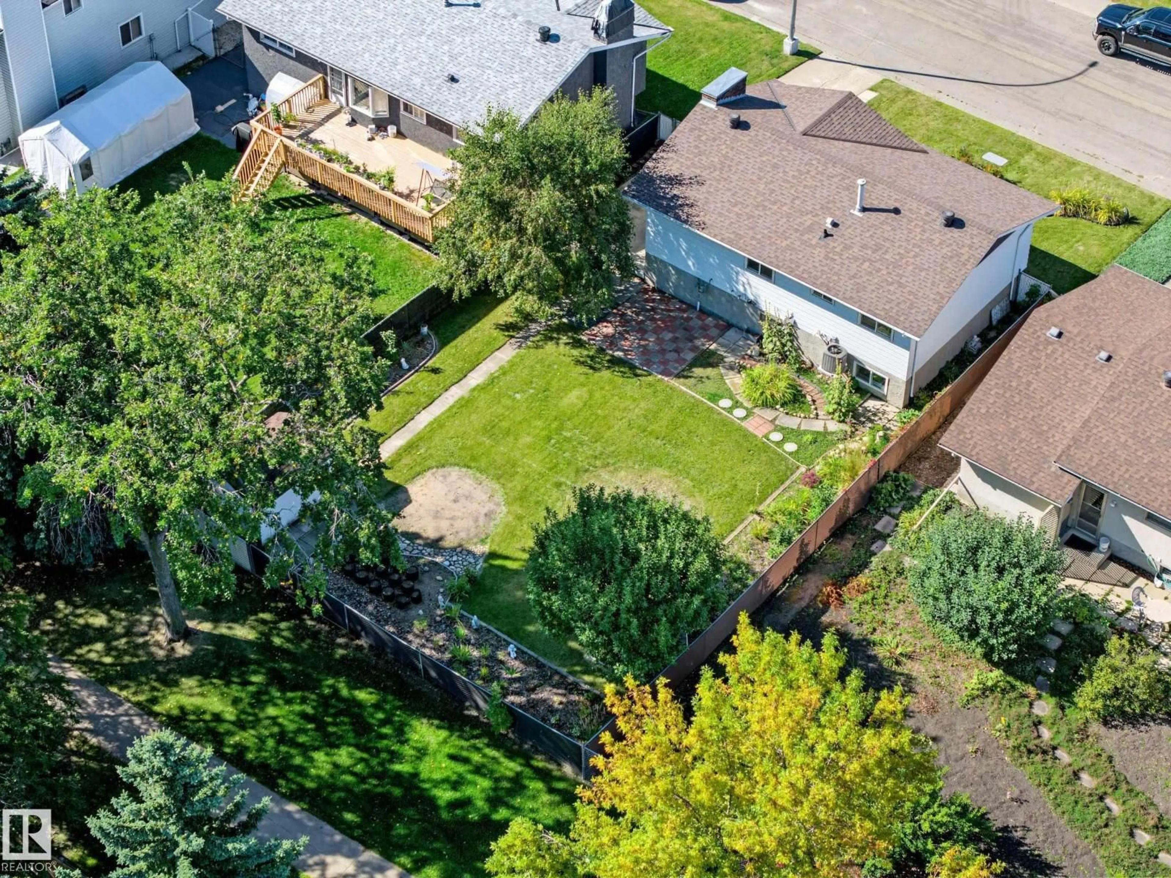 A pic from outside/outdoor area/front of a property/back of a property/a pic from drone, street for 2911 83 ST, Edmonton Alberta T6K3A4