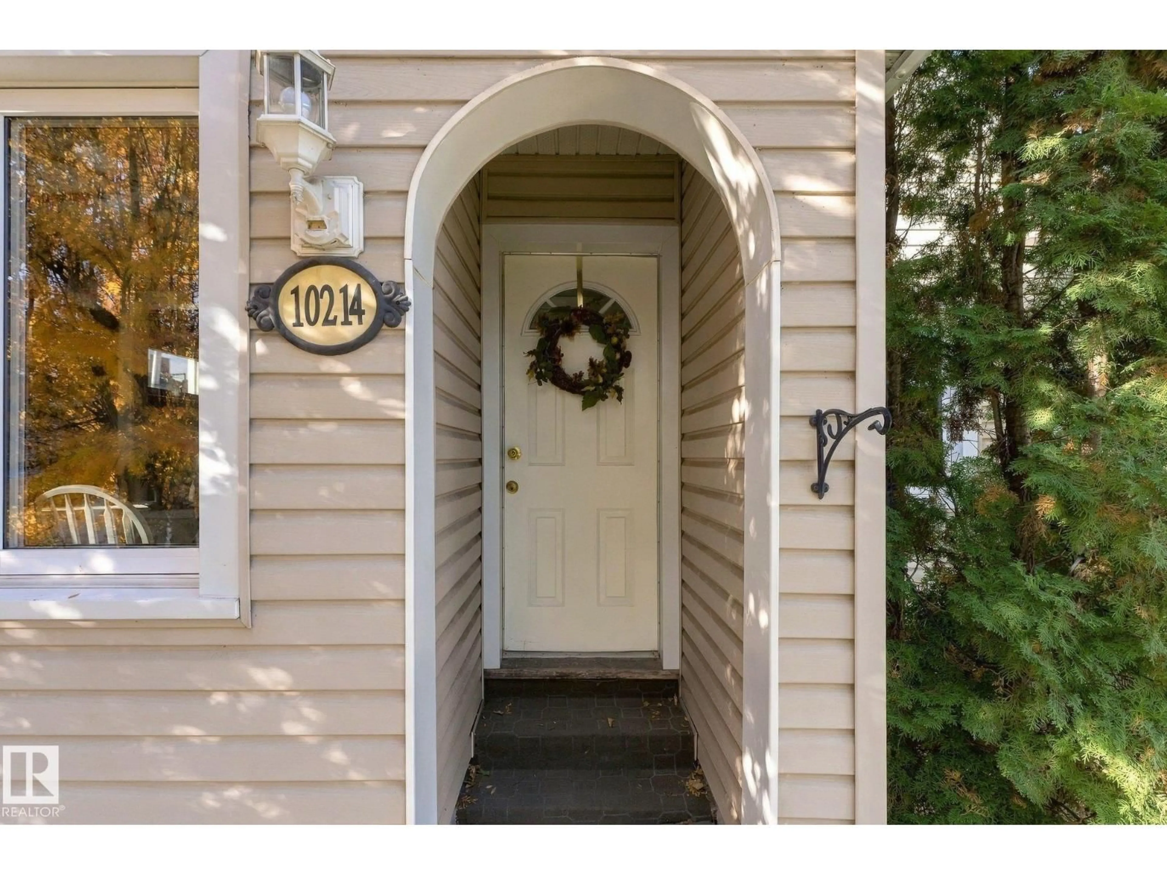 Indoor entryway for 10214 147 ST, Edmonton Alberta T5N3B9