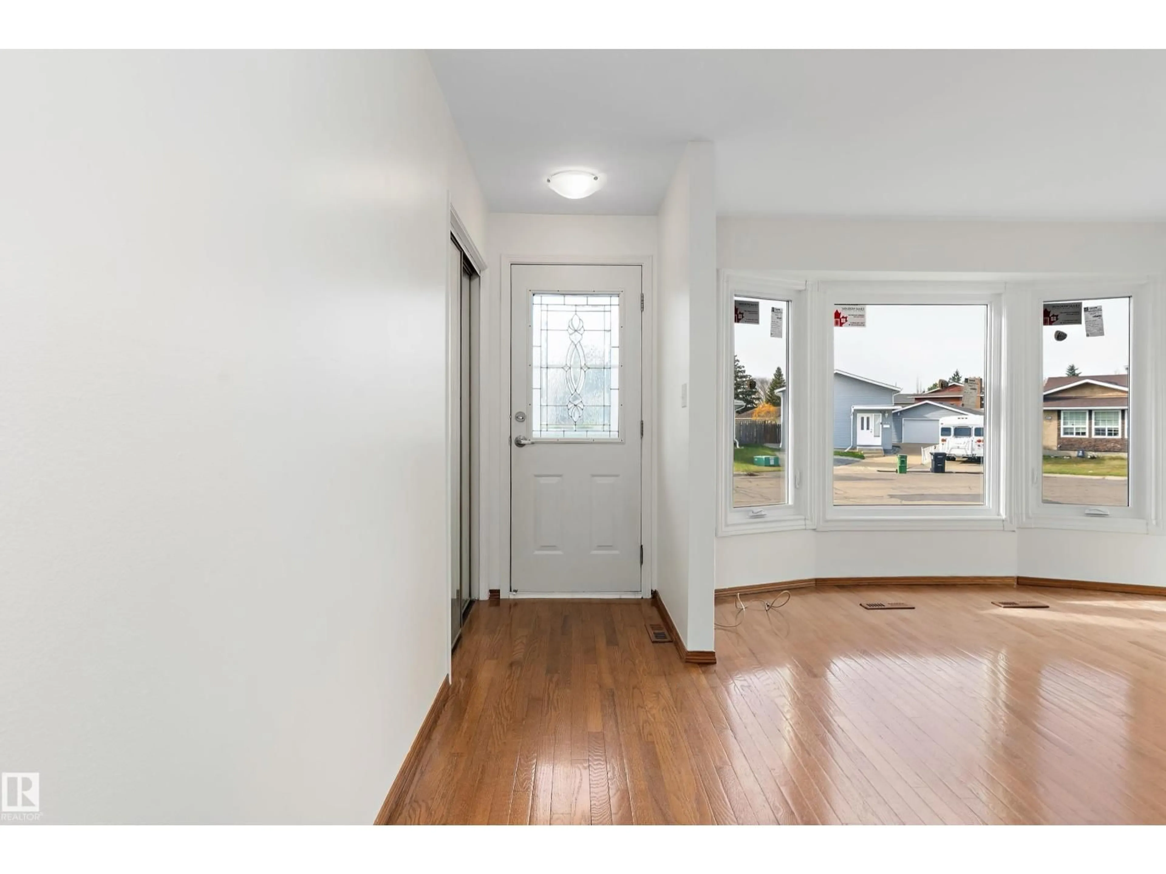 Indoor entryway for 156 DUNLUCE RD, Edmonton Alberta T5X4N9