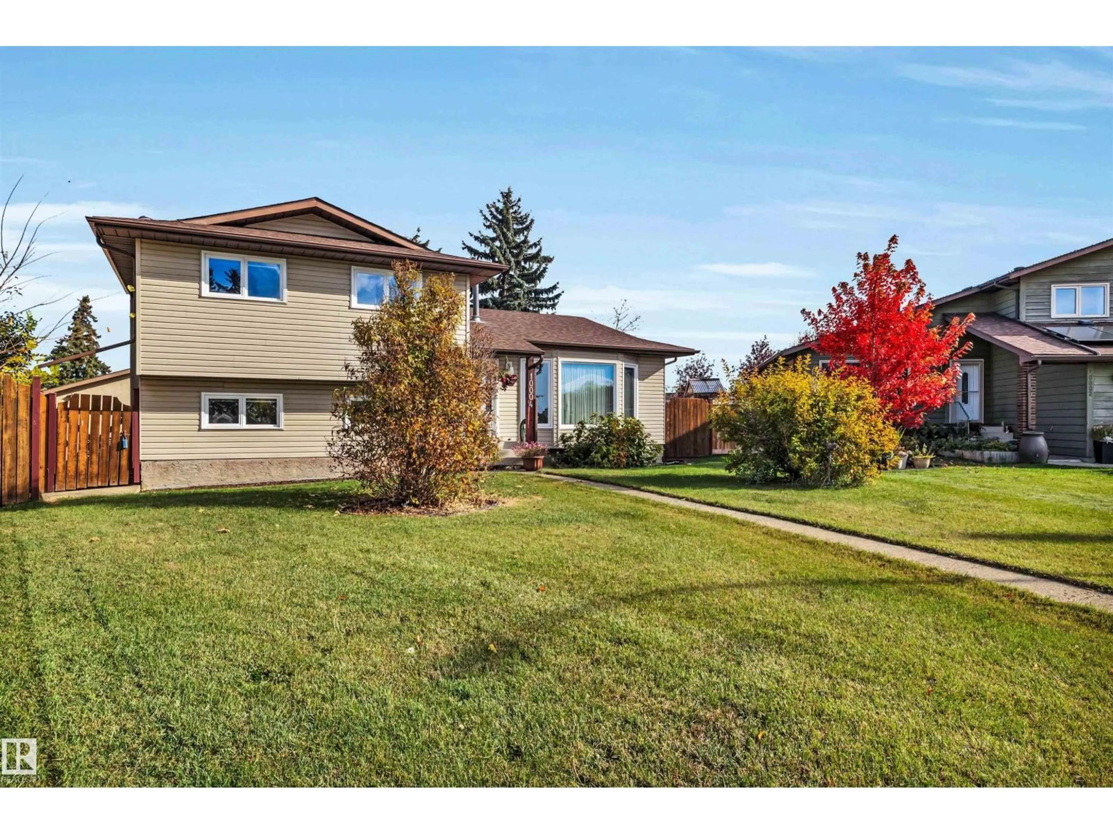 A pic from outside/outdoor area/front of a property/back of a property/a pic from drone, unknown for 10004 95 AV, Morinville Alberta T8R1G4
