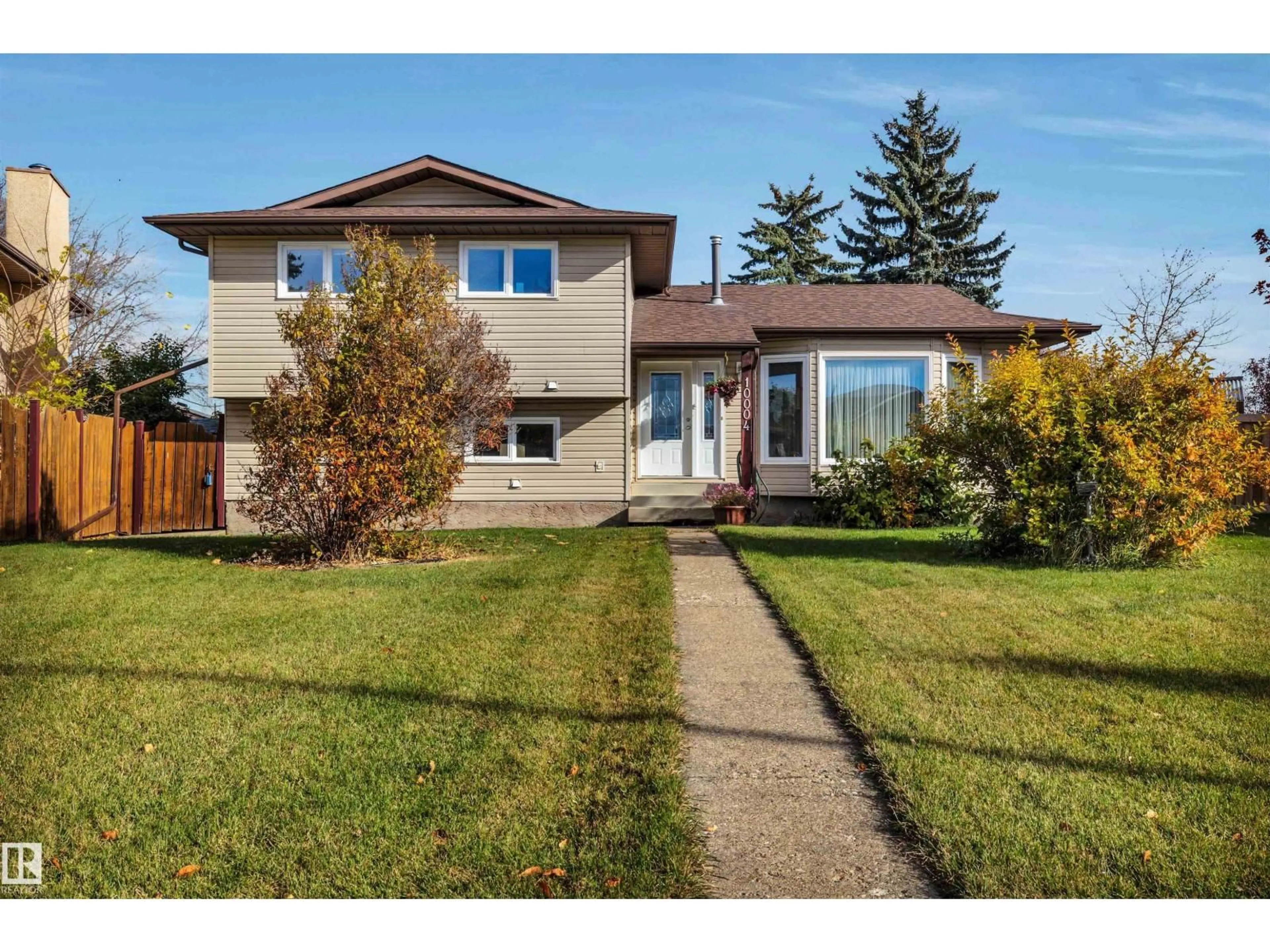 Home with vinyl exterior material, street for 10004 95 AV, Morinville Alberta T8R1G4