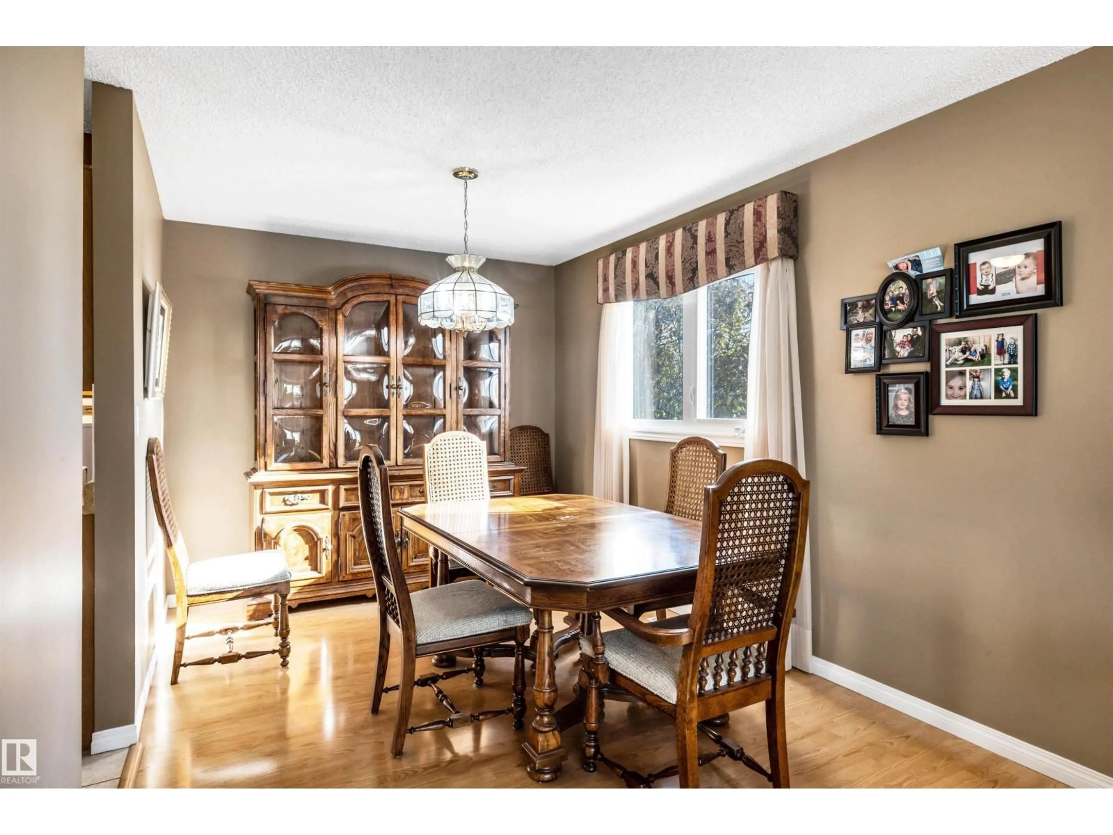 Dining room, wood/laminate floor for 10004 95 AV, Morinville Alberta T8R1G4