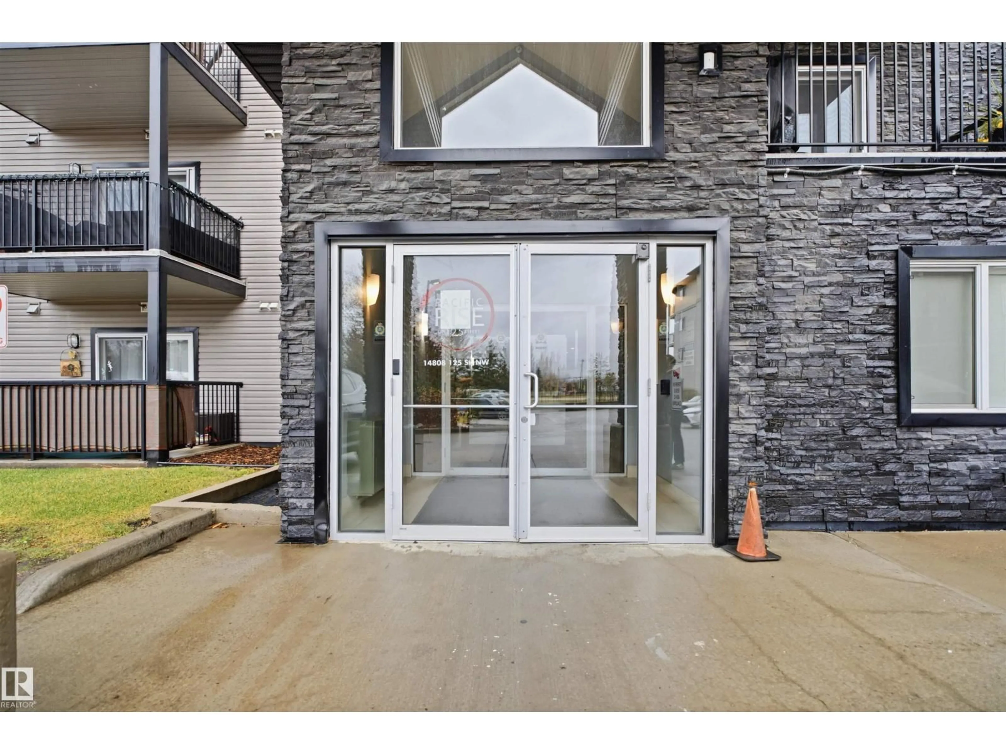 Indoor foyer for 317 14808 125 ST NW, Edmonton Alberta T5X0G1