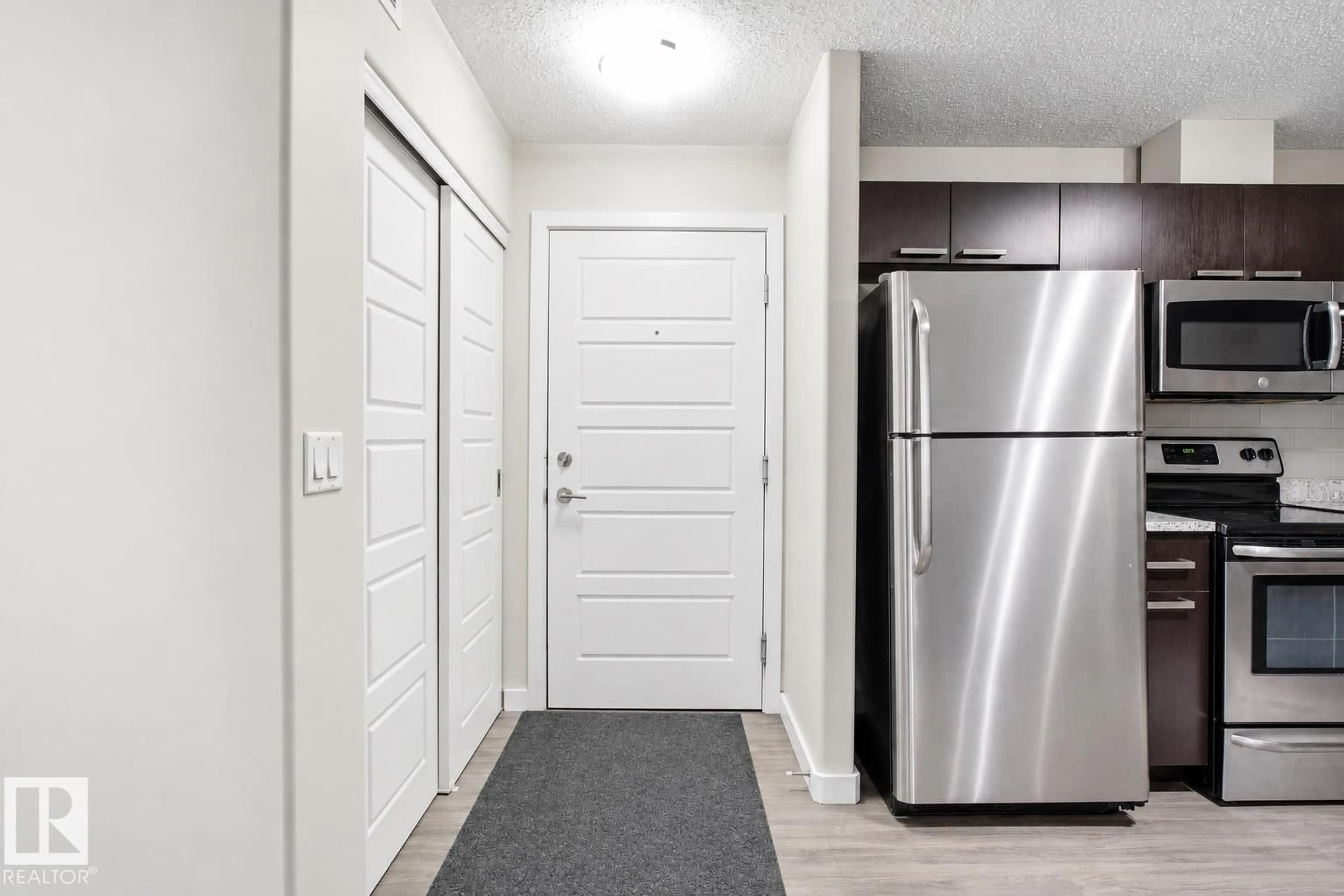Indoor entryway for 317 14808 125 ST NW, Edmonton Alberta T5X0G1