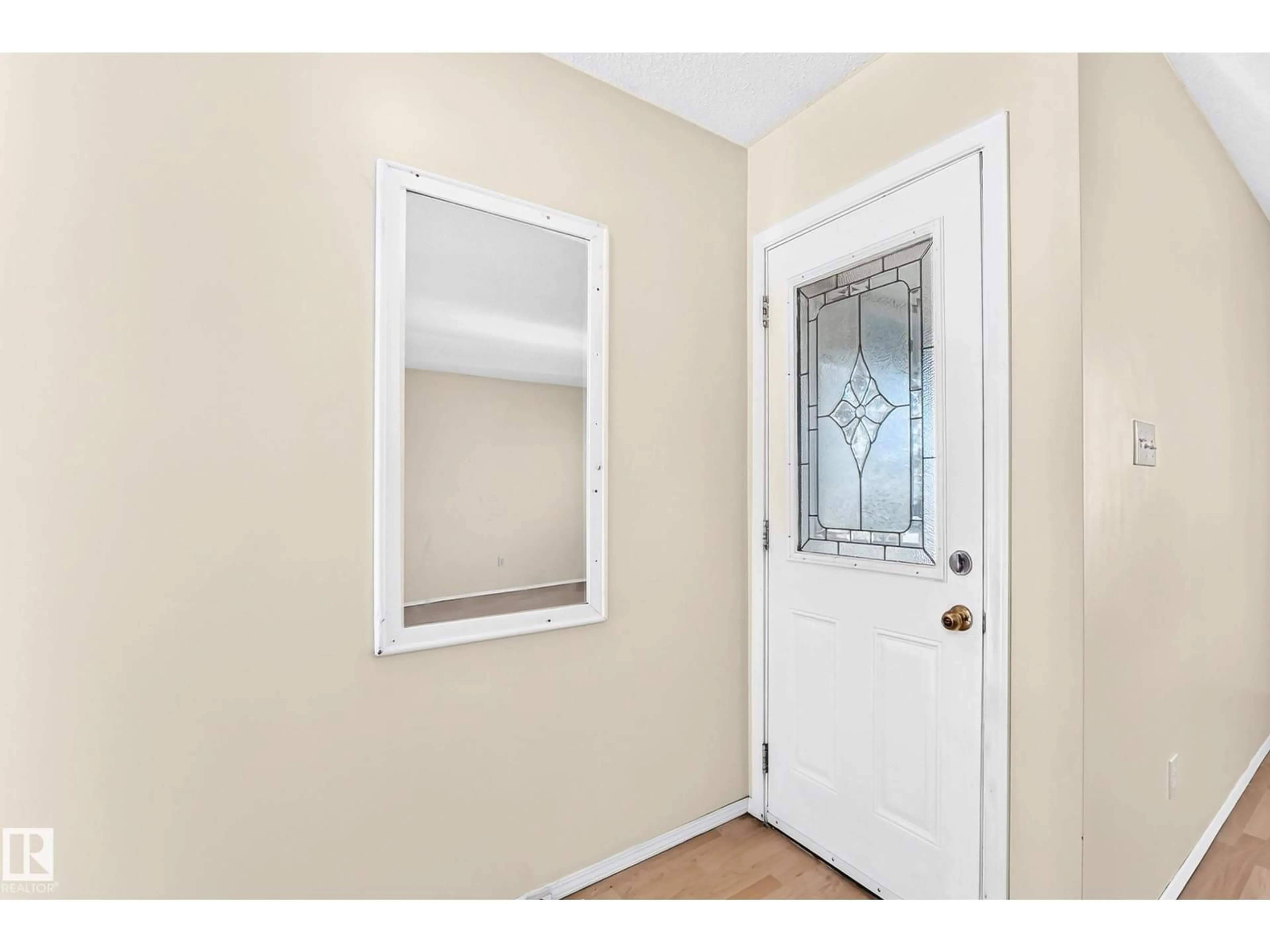 Indoor entryway for 9527 139 AV, Edmonton Alberta T5E5Z7