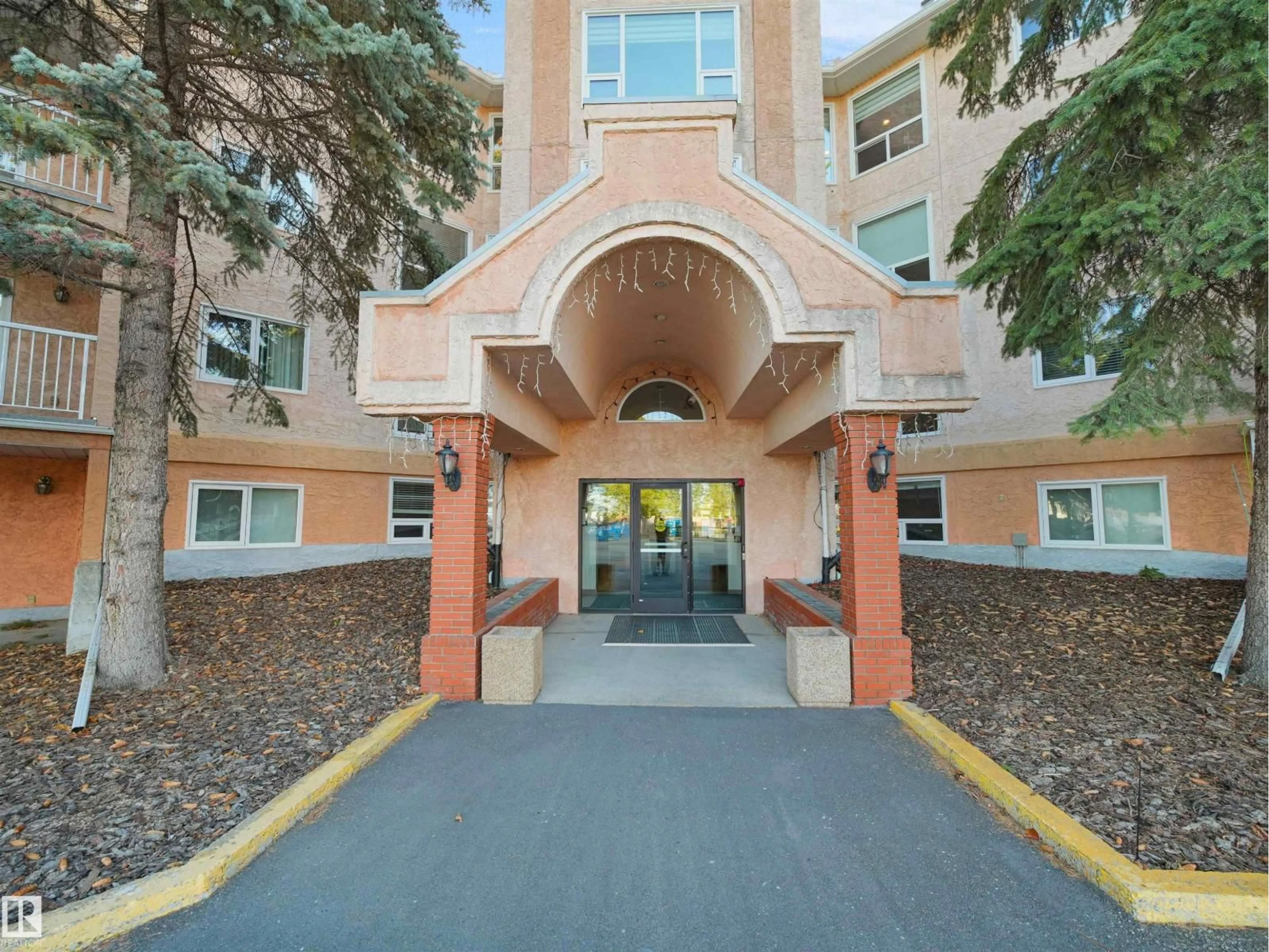 Indoor foyer for 314 10935 21 AV NW, Edmonton Alberta T6J6R3