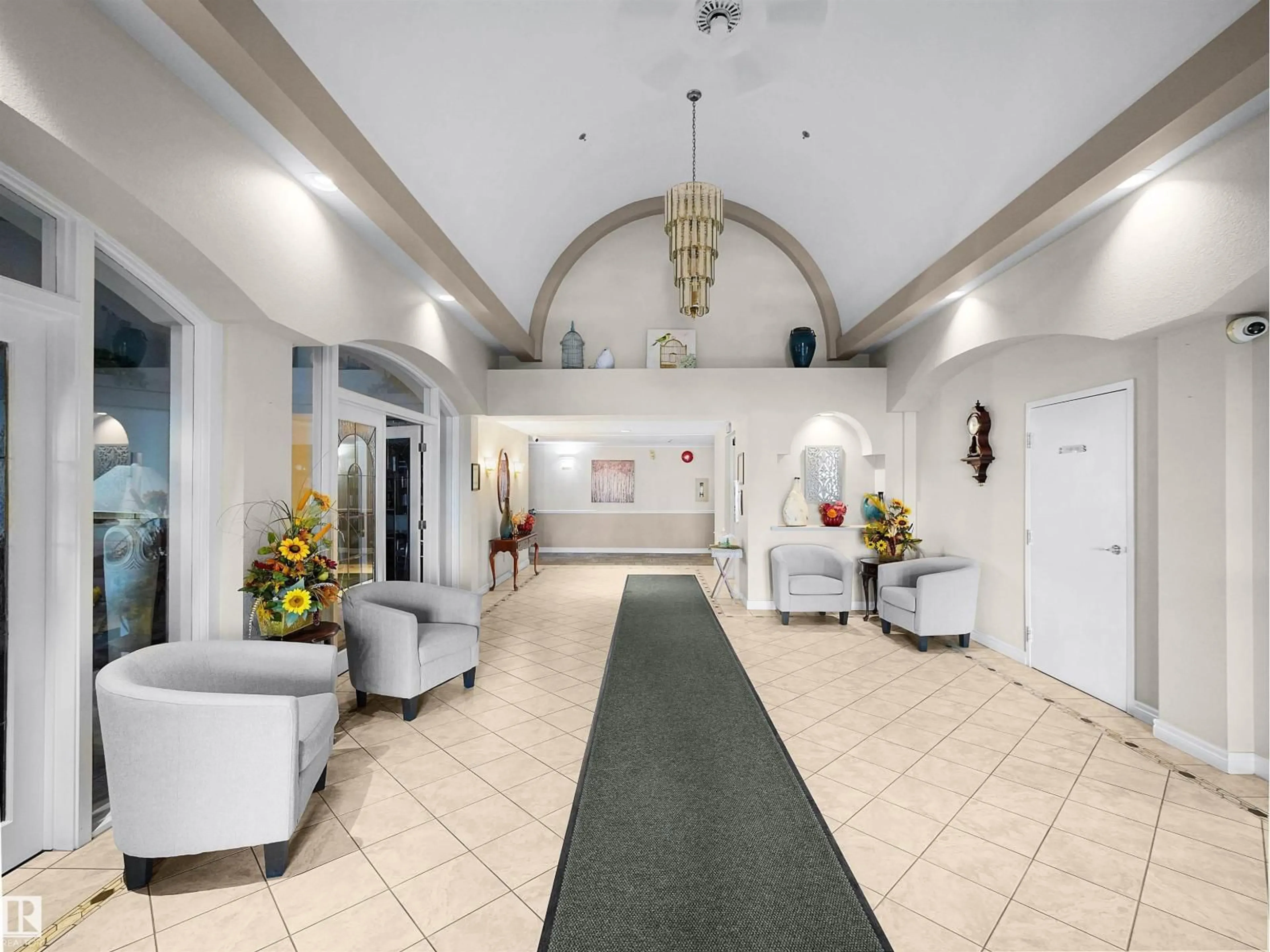 Indoor foyer for 314 10935 21 AV NW, Edmonton Alberta T6J6R3
