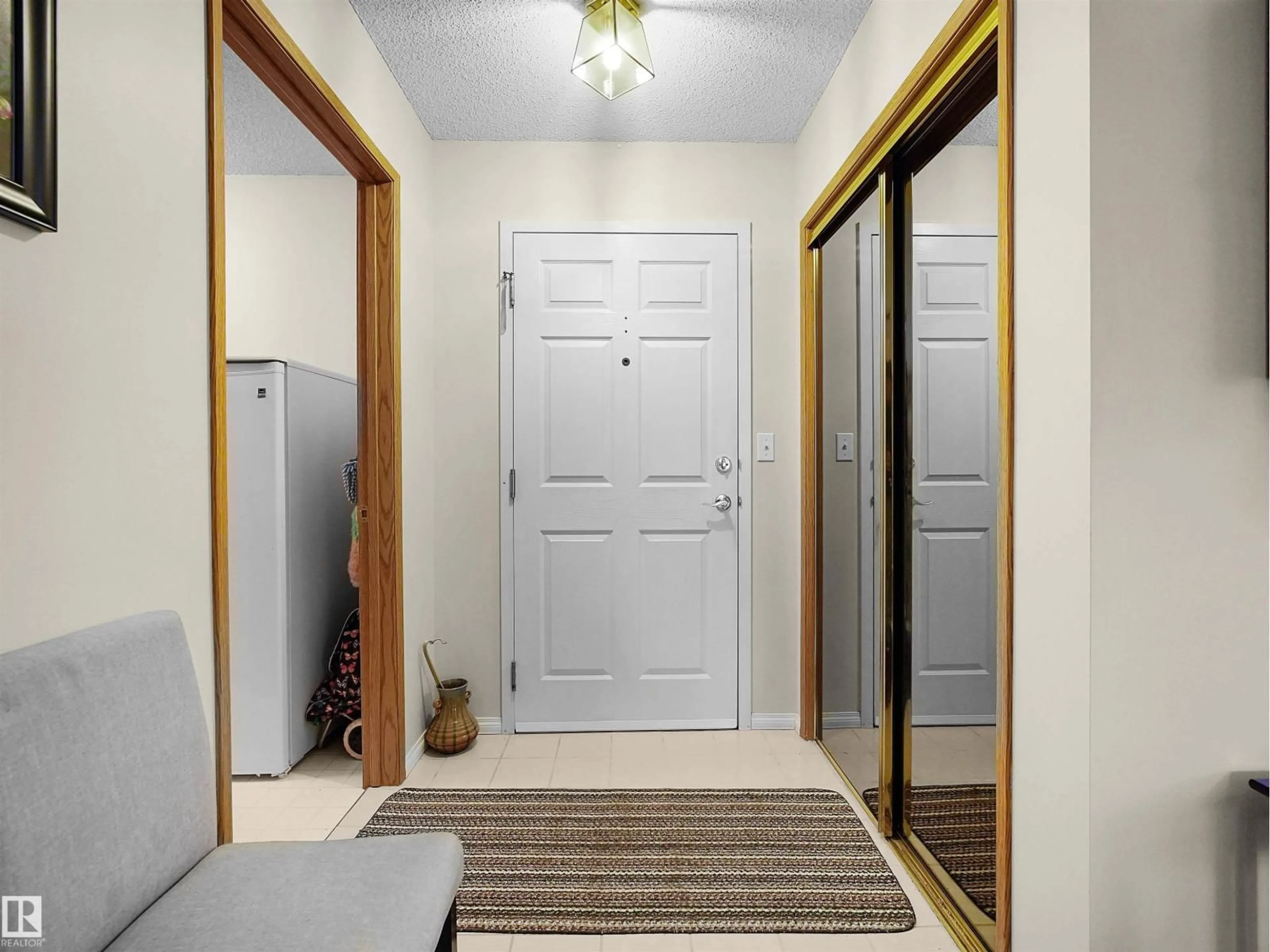 Indoor entryway for 314 10935 21 AV NW, Edmonton Alberta T6J6R3