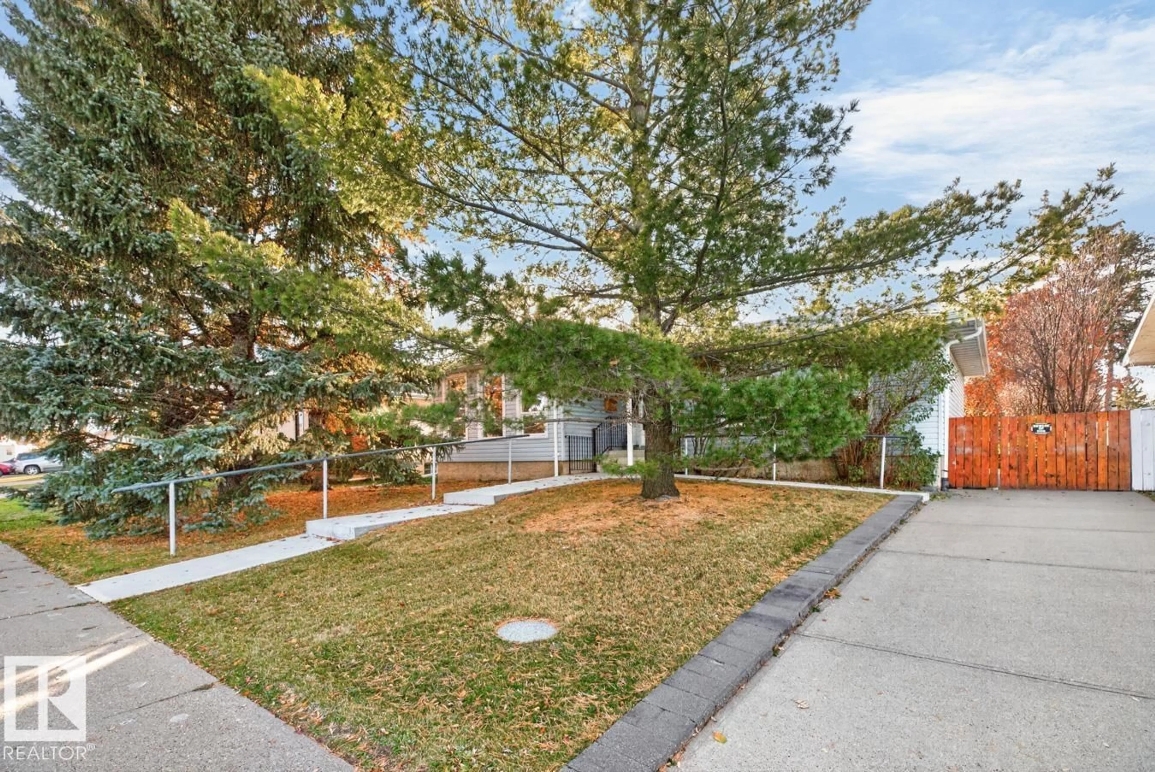 Patio, street for NW - 8711 38A AV, Edmonton Alberta T6K0E7