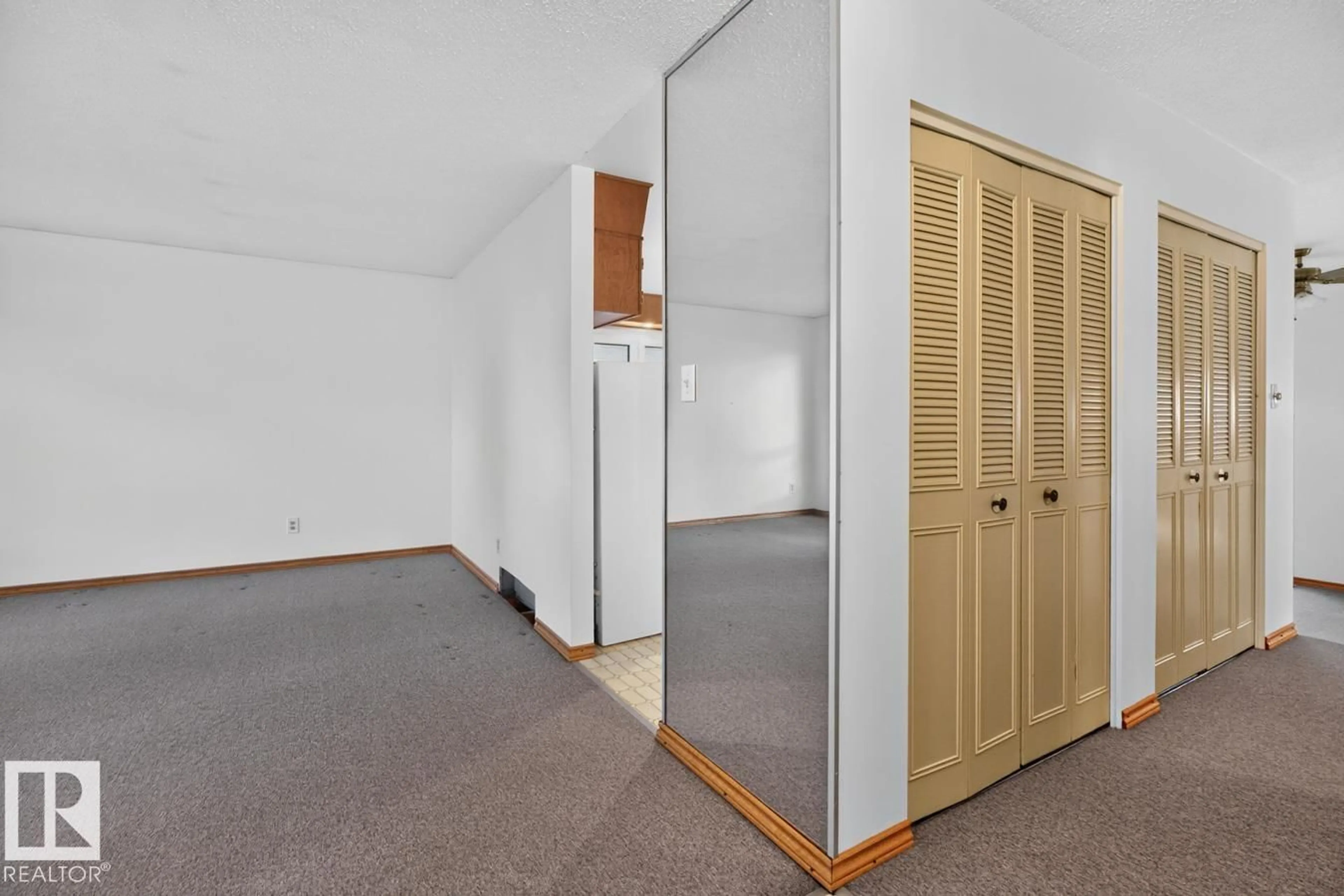 A pic of a room for NW - 8711 38A AV, Edmonton Alberta T6K0E7