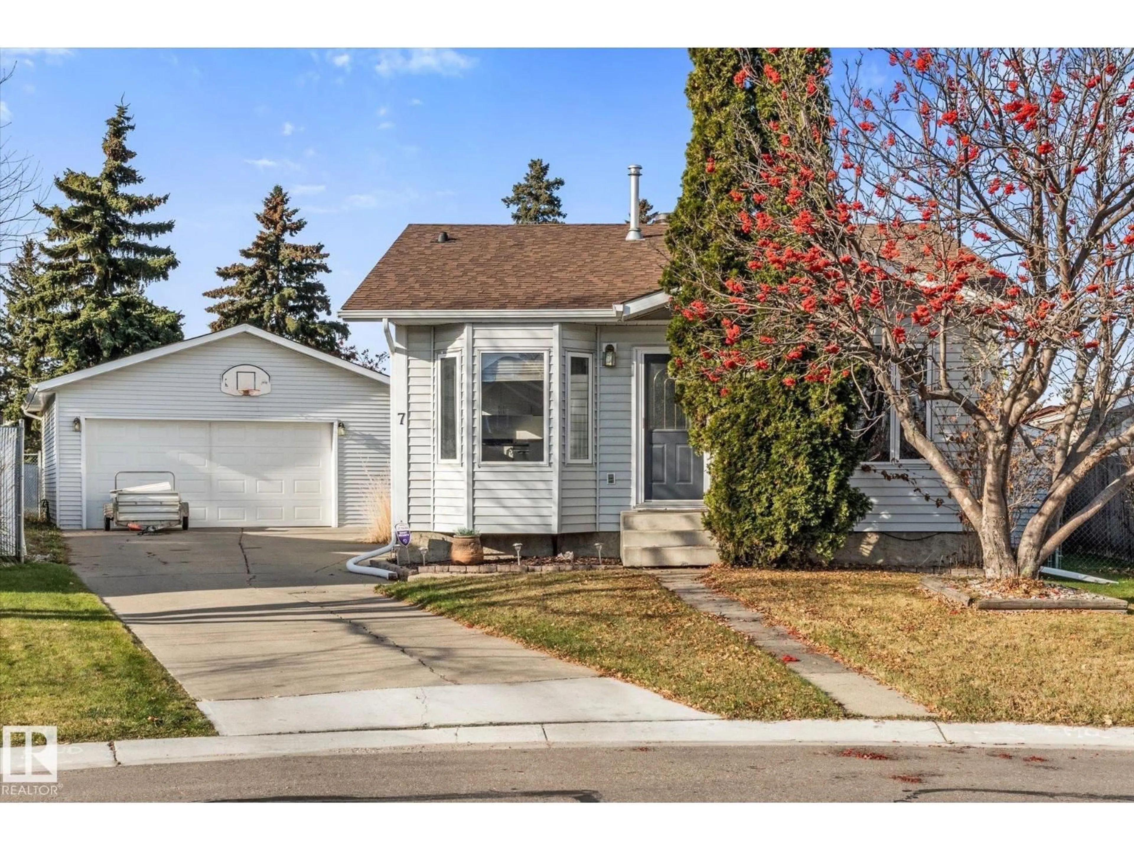 Home with vinyl exterior material, street for 7 WESTERLAND PL, Spruce Grove Alberta T7X3S8