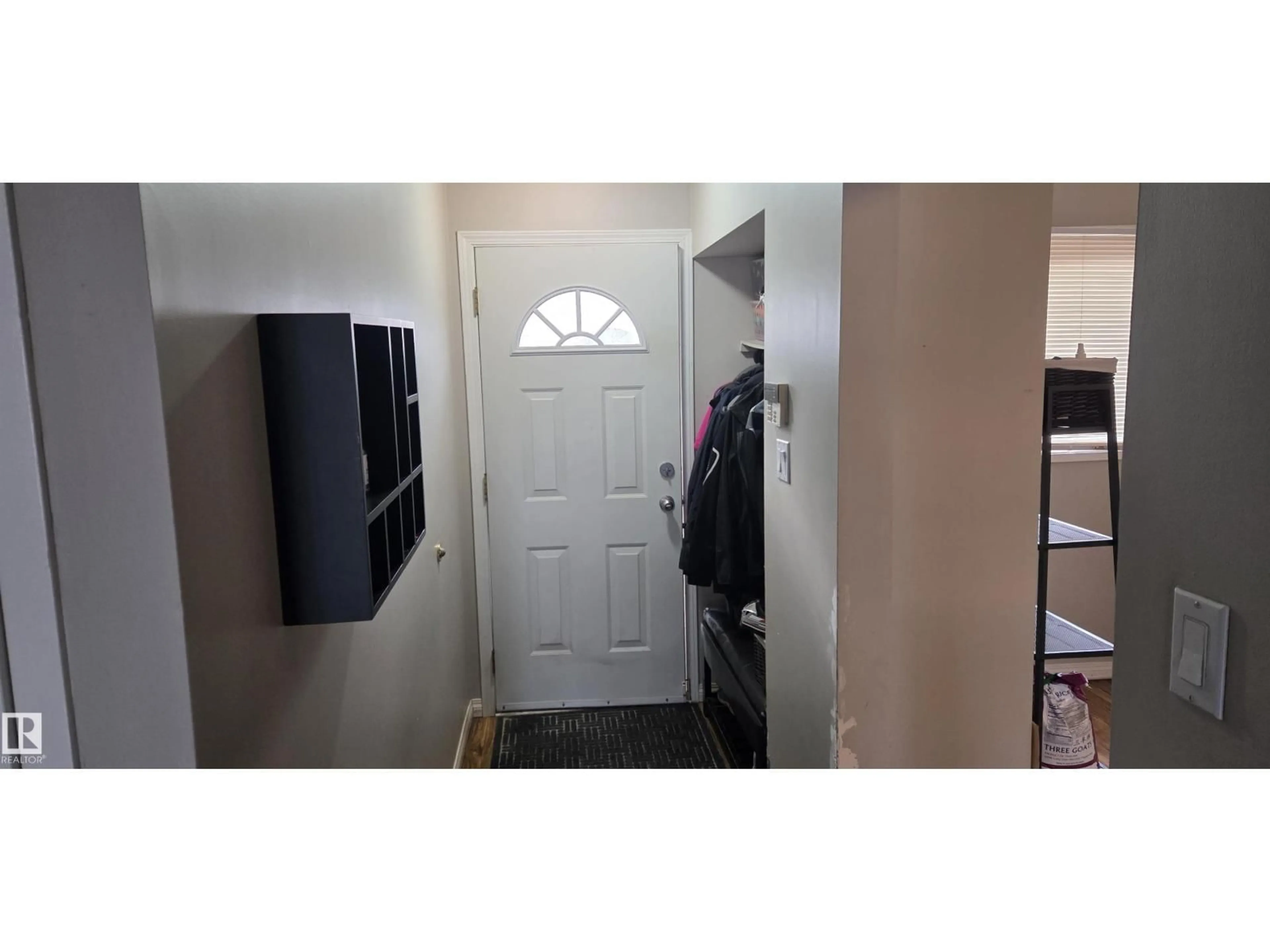 Indoor entryway for 148 CENTENNIAL CO, Edmonton Alberta T5P4H5