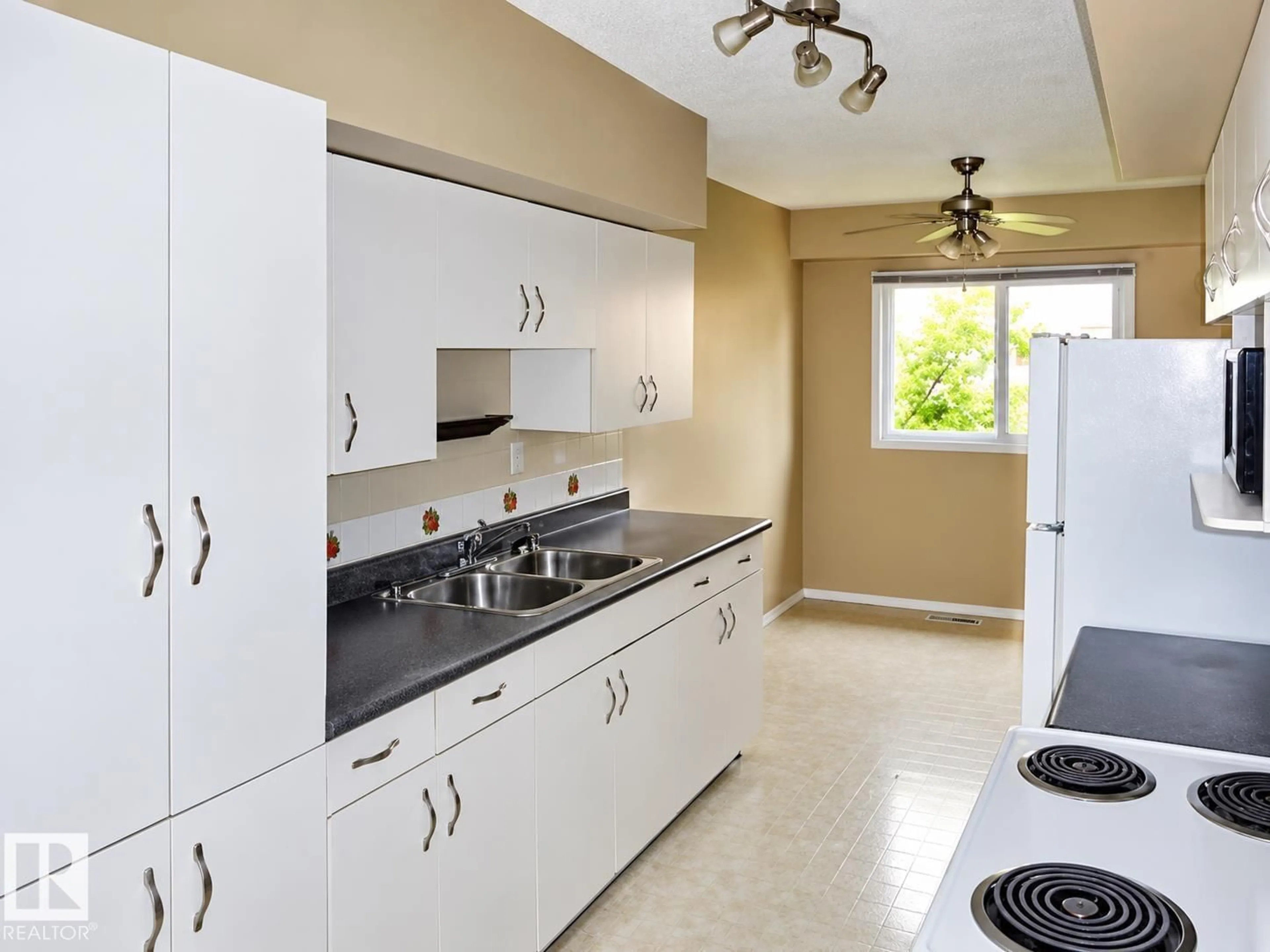 Standard kitchen, ceramic/tile floor for 148 CENTENNIAL CO, Edmonton Alberta T5P4H5