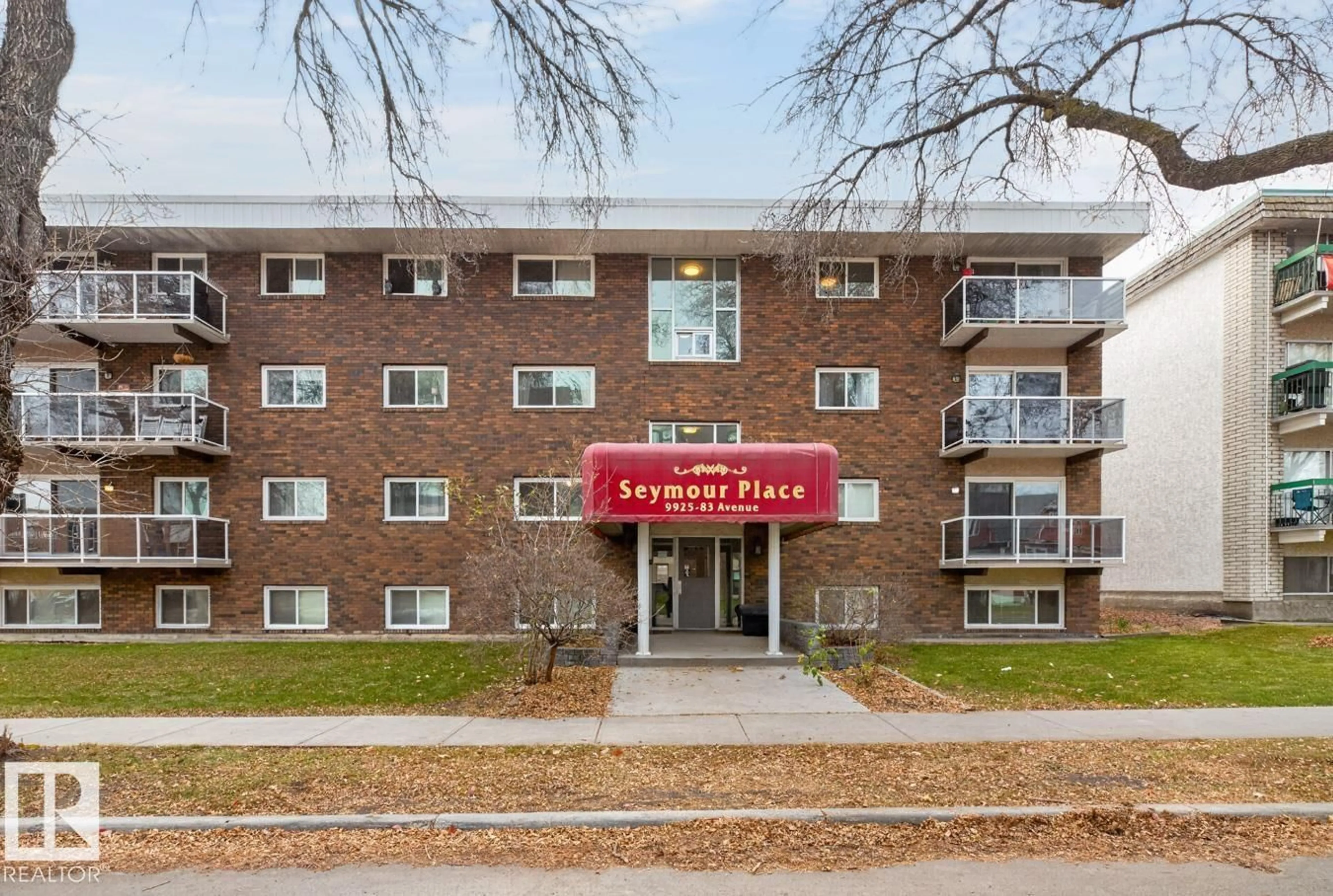 Indoor foyer for #402 - 9925 83 AV, Edmonton Alberta T6E2B9