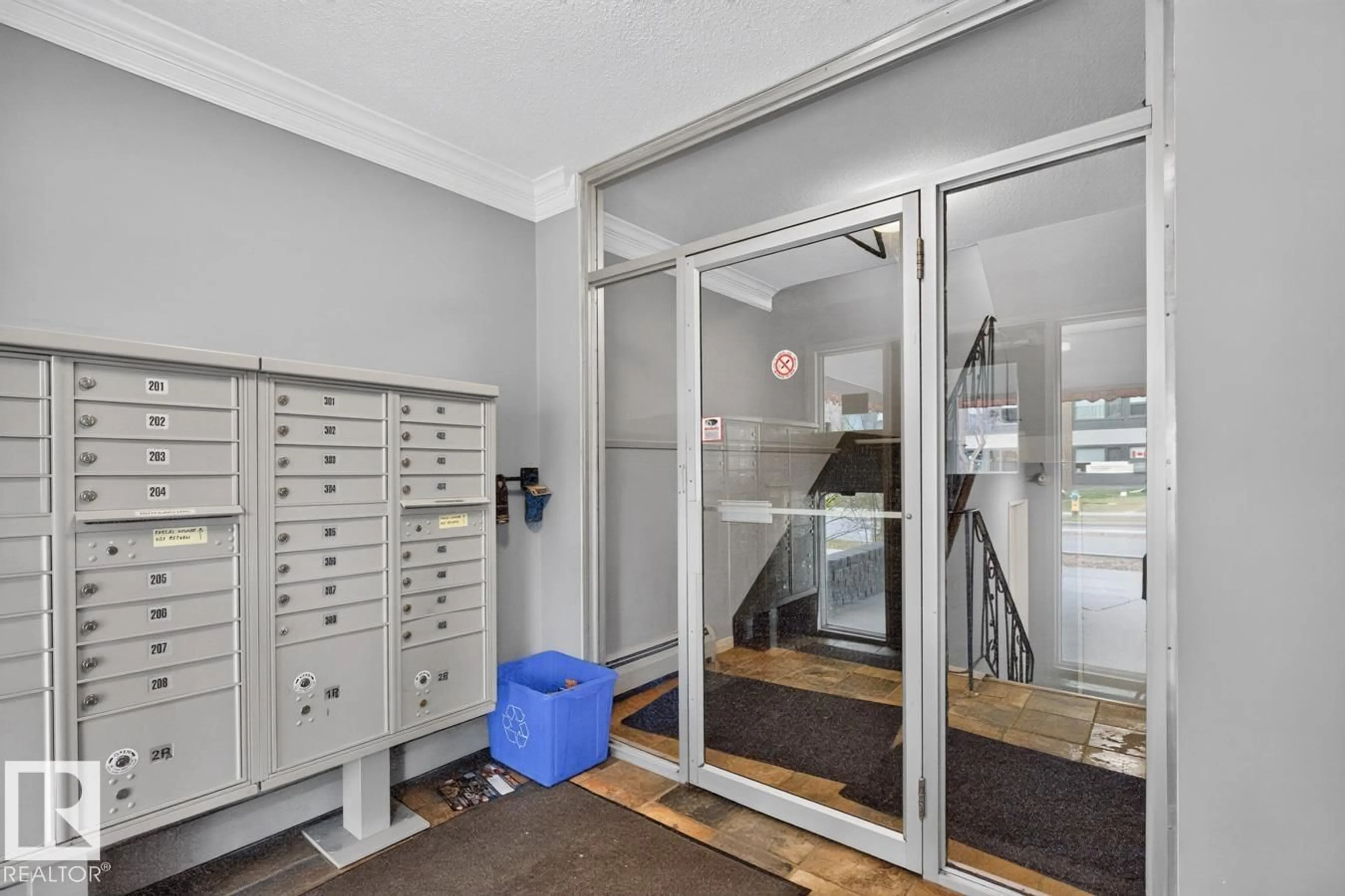 Indoor foyer for #402 - 9925 83 AV, Edmonton Alberta T6E2B9