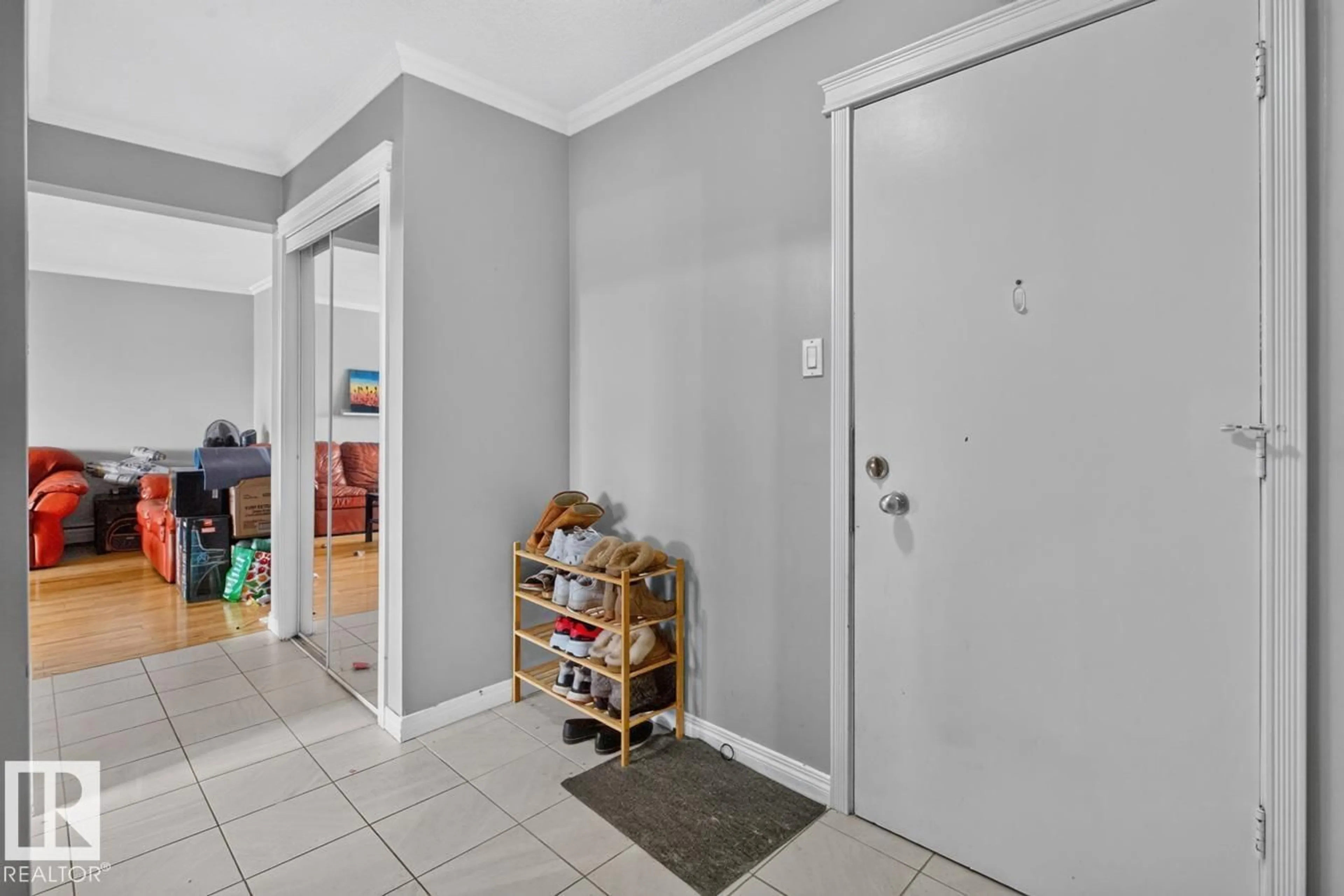 Indoor entryway for #402 - 9925 83 AV, Edmonton Alberta T6E2B9