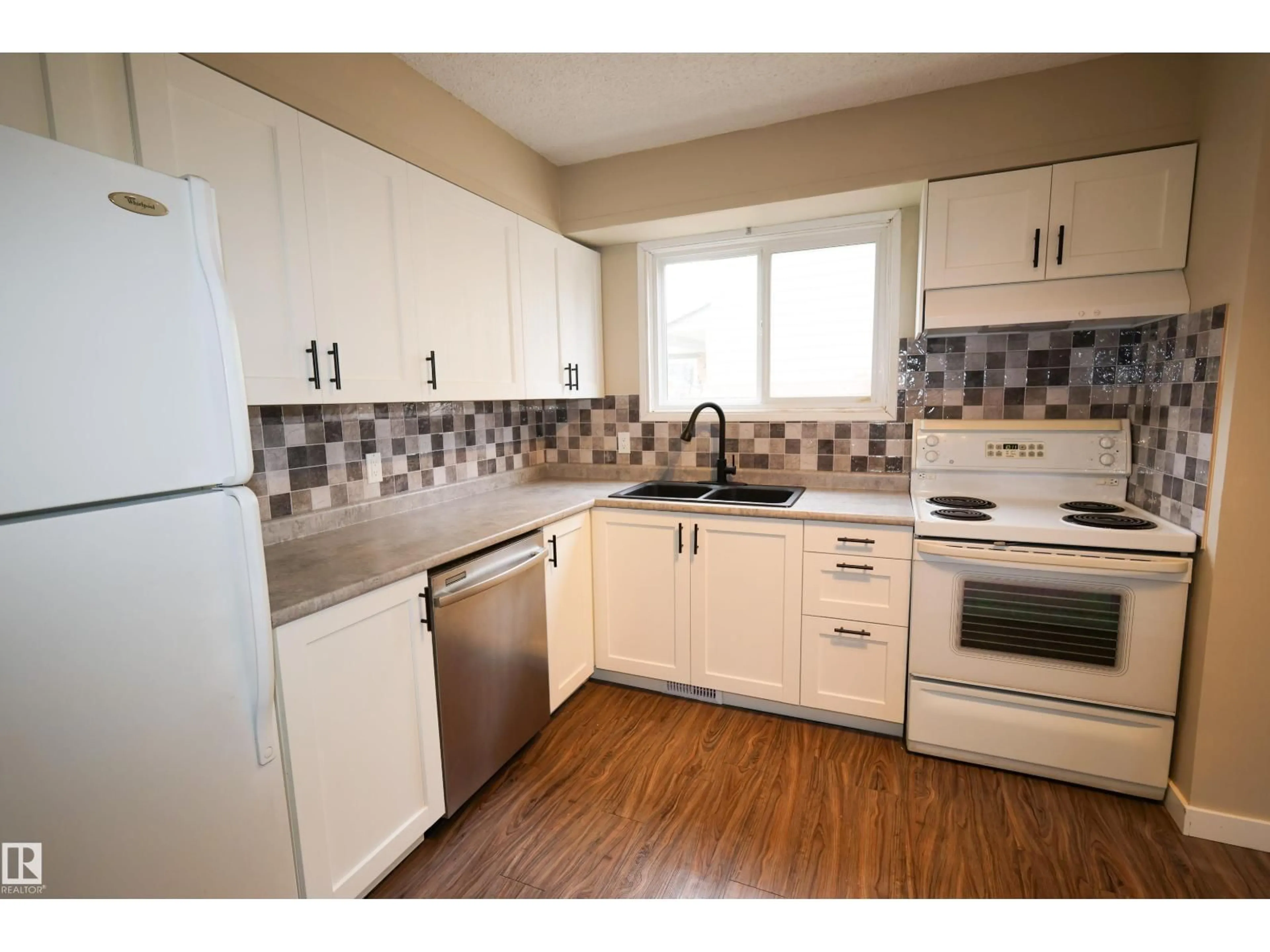 Standard kitchen, wood/laminate floor for 709 GRANDIN DR, Morinville Alberta T8R1P0