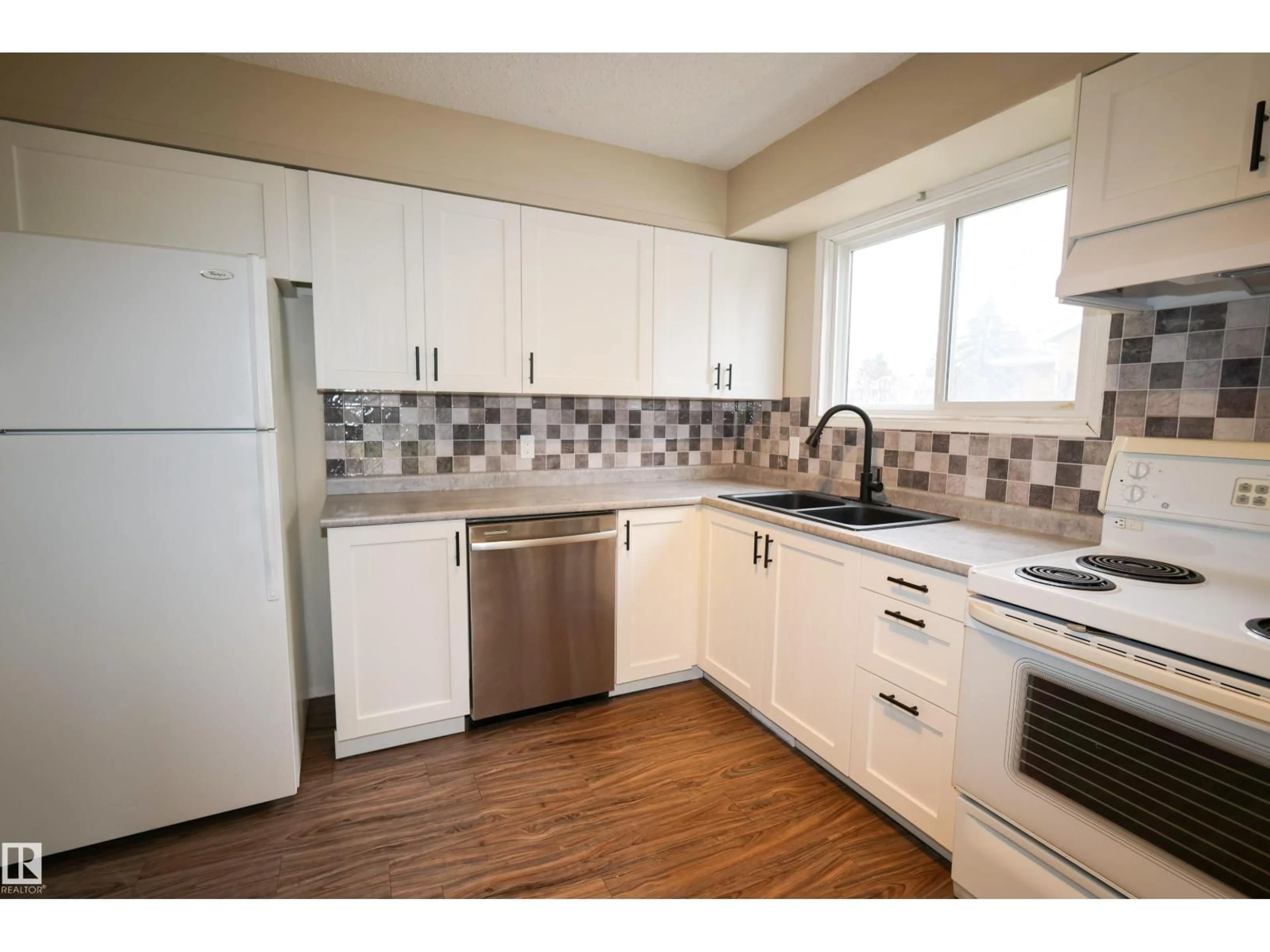 Standard kitchen, wood/laminate floor for 709 GRANDIN DR, Morinville Alberta T8R1P0