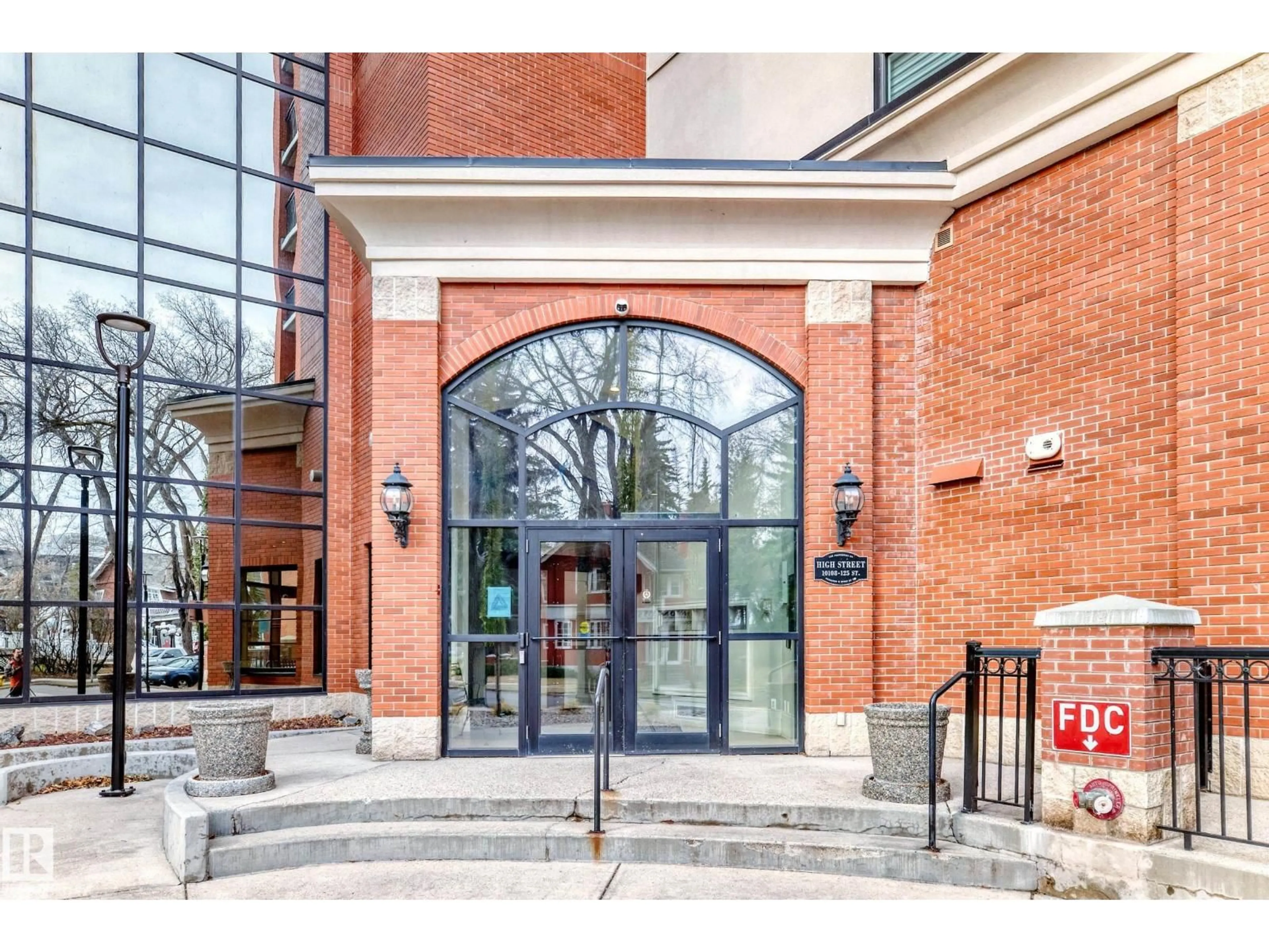 Indoor foyer for 707 - 10108 125 ST, Edmonton Alberta T5N4B6
