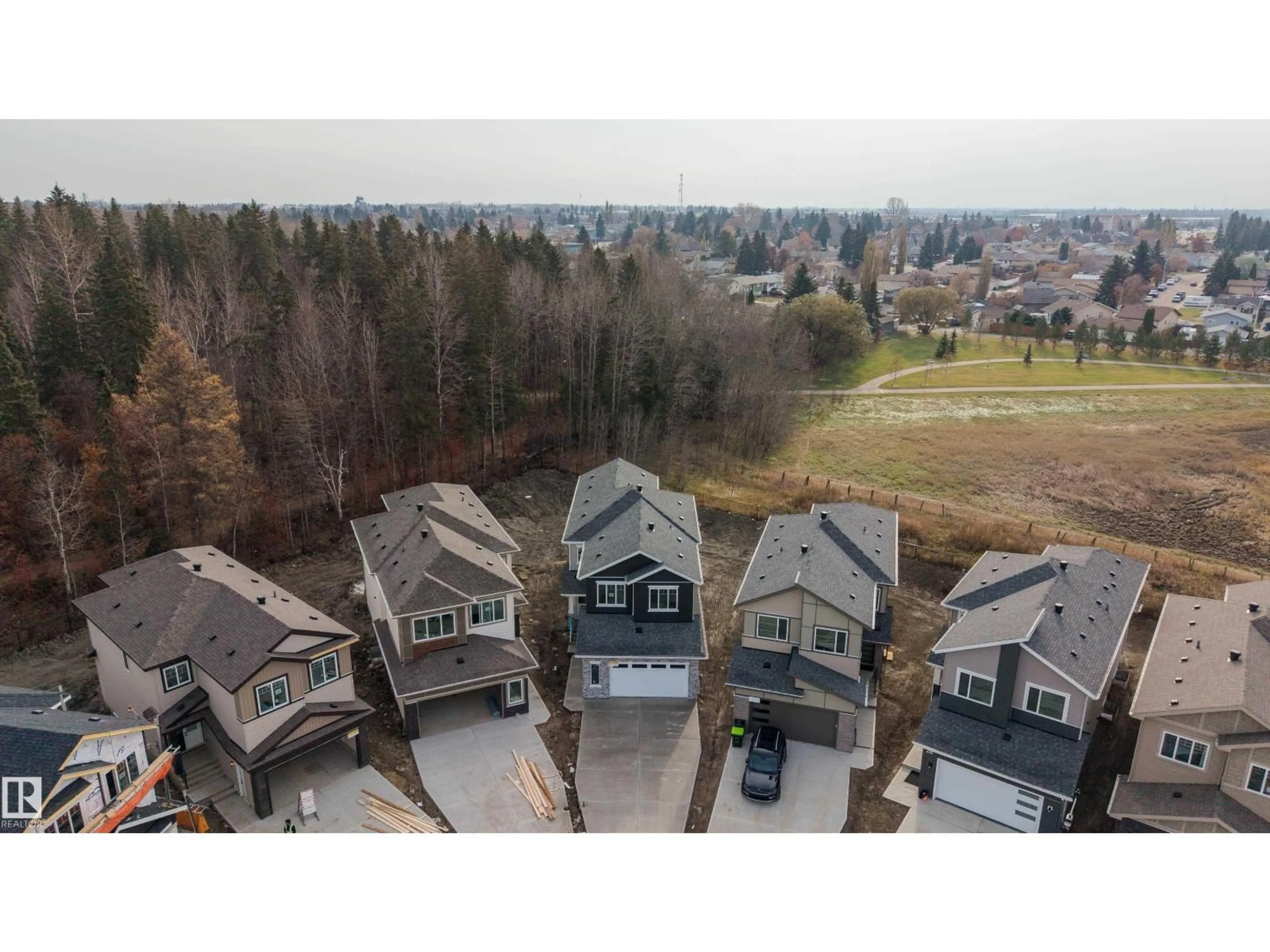 A pic from outside/outdoor area/front of a property/back of a property/a pic from drone, unknown for 32 MEADOWGROVE LD, Spruce Grove Alberta T7X0W2