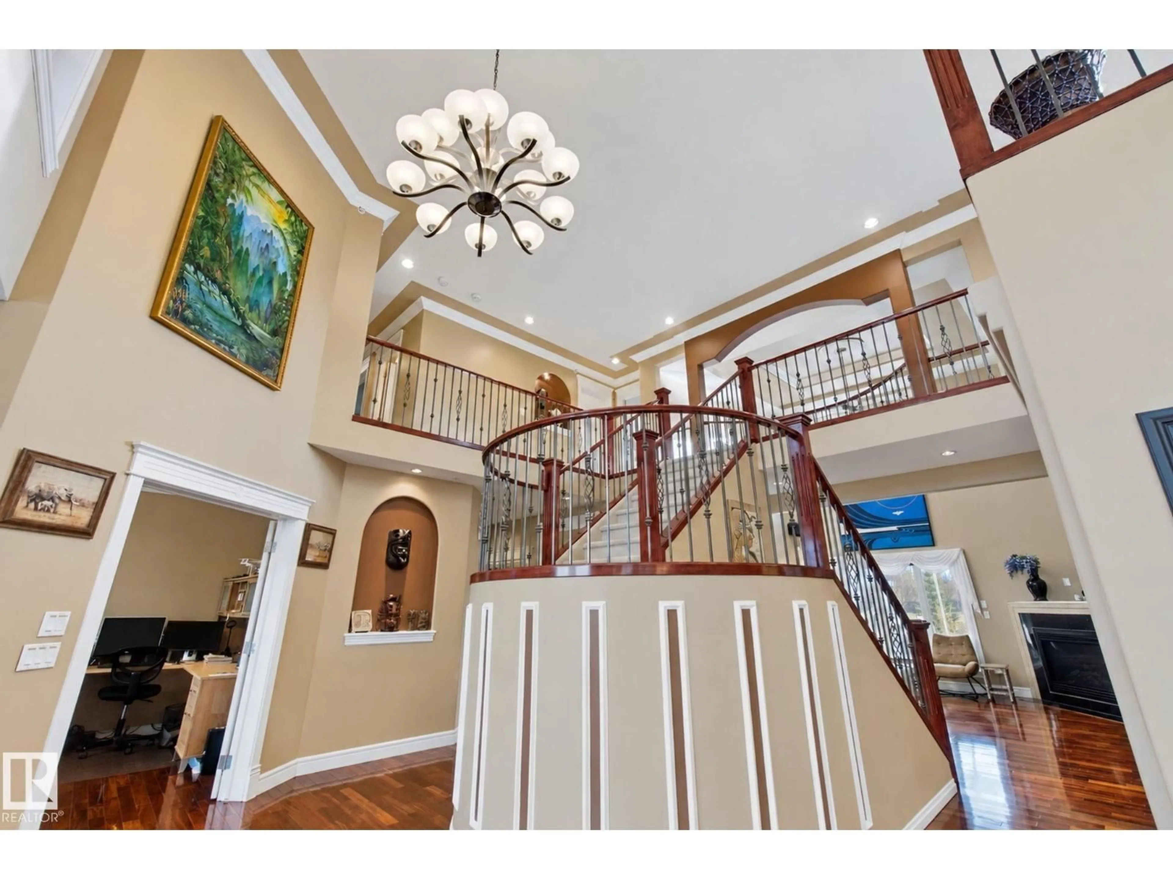 Indoor foyer for 16 - 26126 HGHWAY 16, Rural Parkland County Alberta T7Y1A1