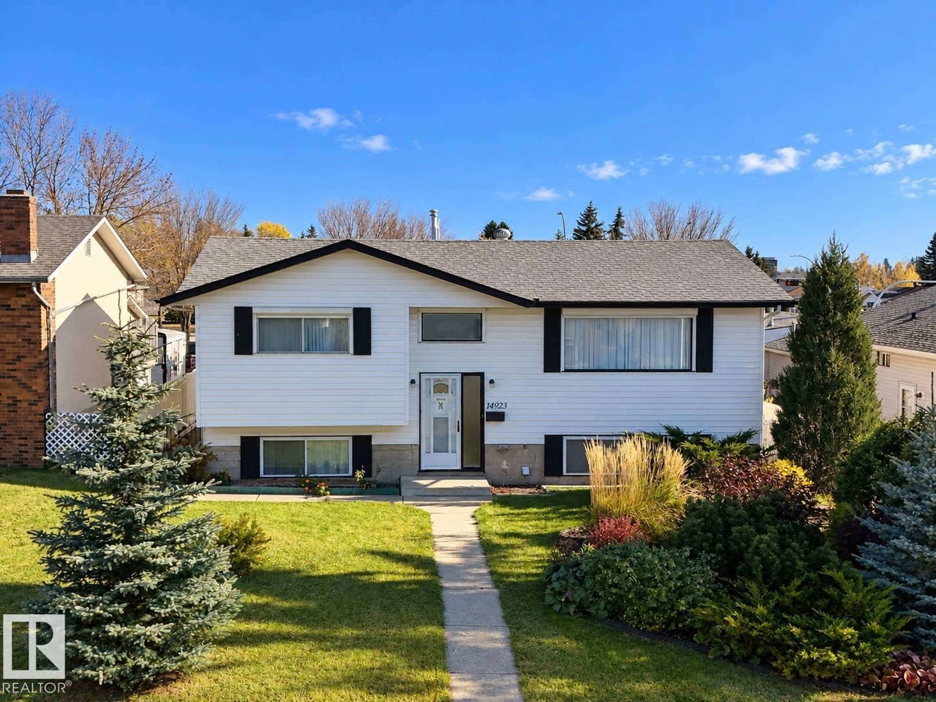 Home with vinyl exterior material, street for NW - 14923 83 ST, Edmonton Alberta T5E5T3
