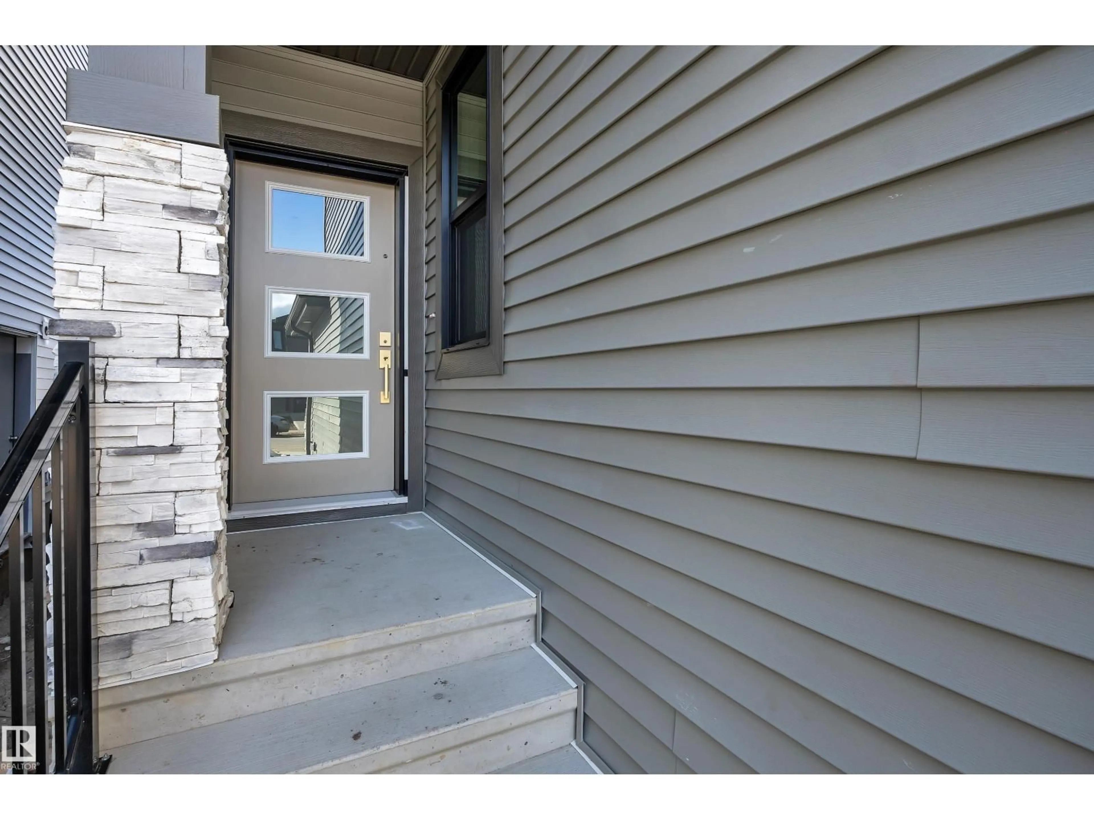 Indoor entryway for 2972 8 AVENUE SW, Edmonton Alberta T6X3M3