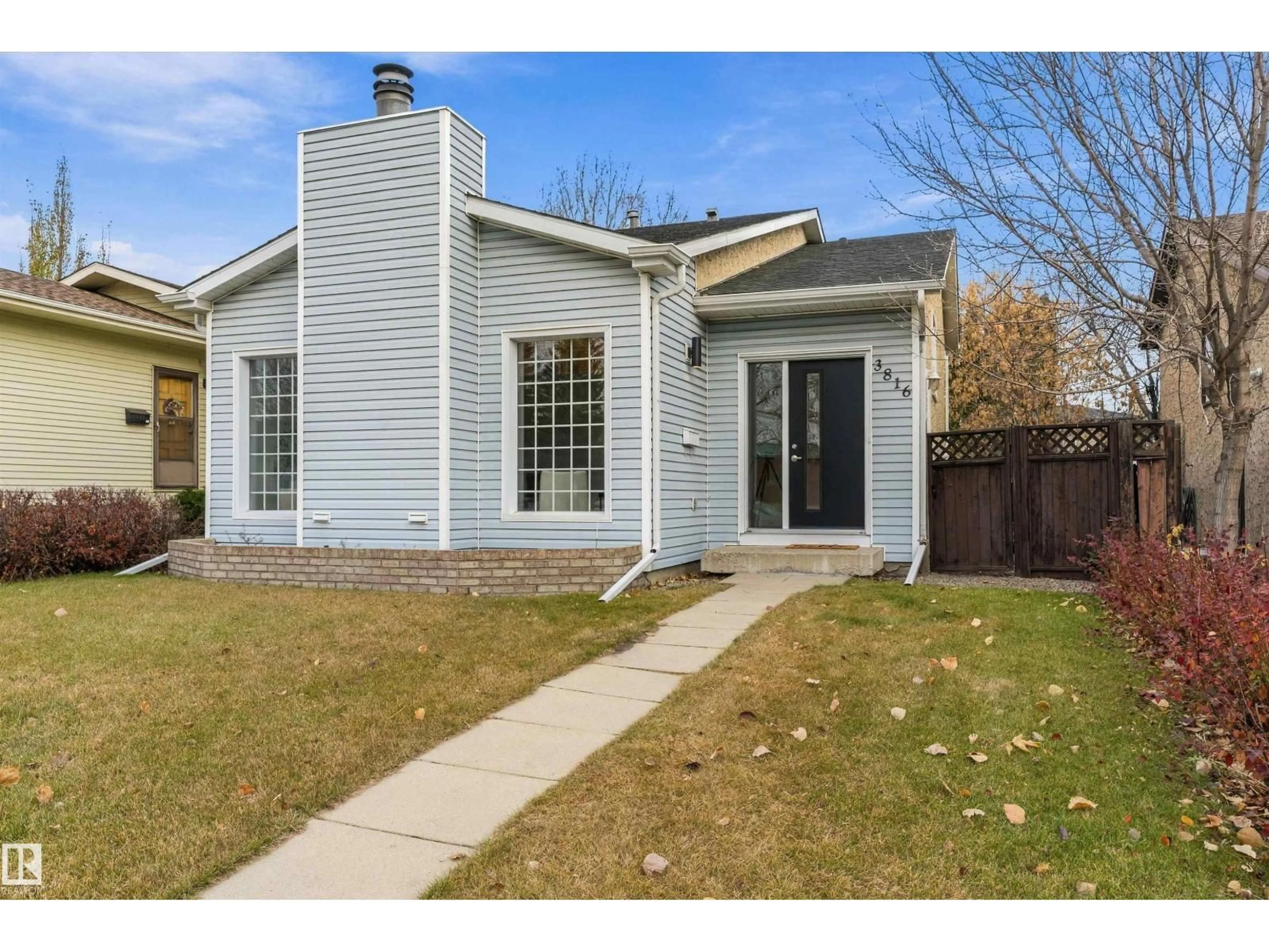 Home with vinyl exterior material, street for 3816 41 AV, Edmonton Alberta T6L5M4