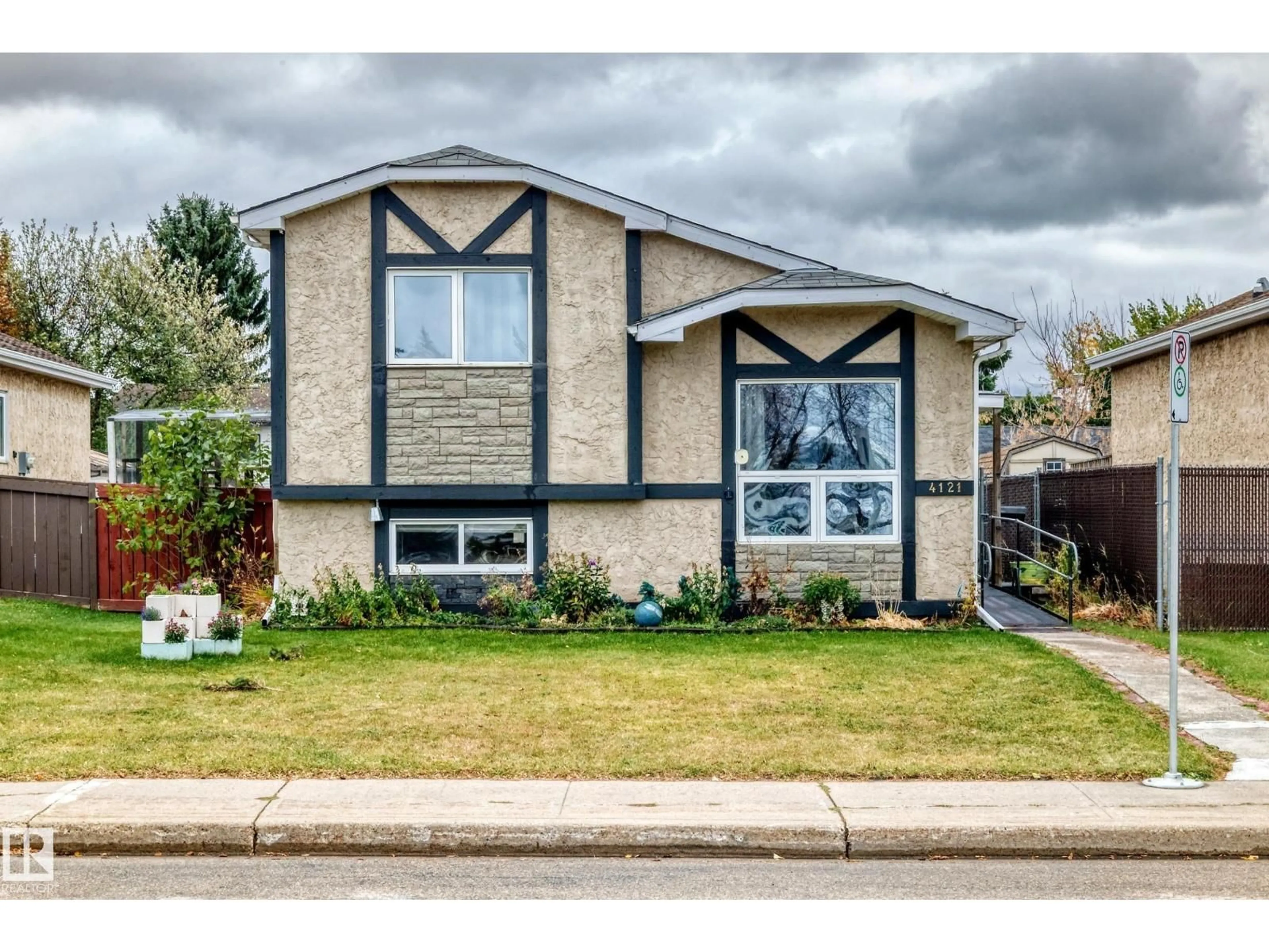 Home with vinyl exterior material, street for 4121 41 AV, Edmonton Alberta T6L5M3