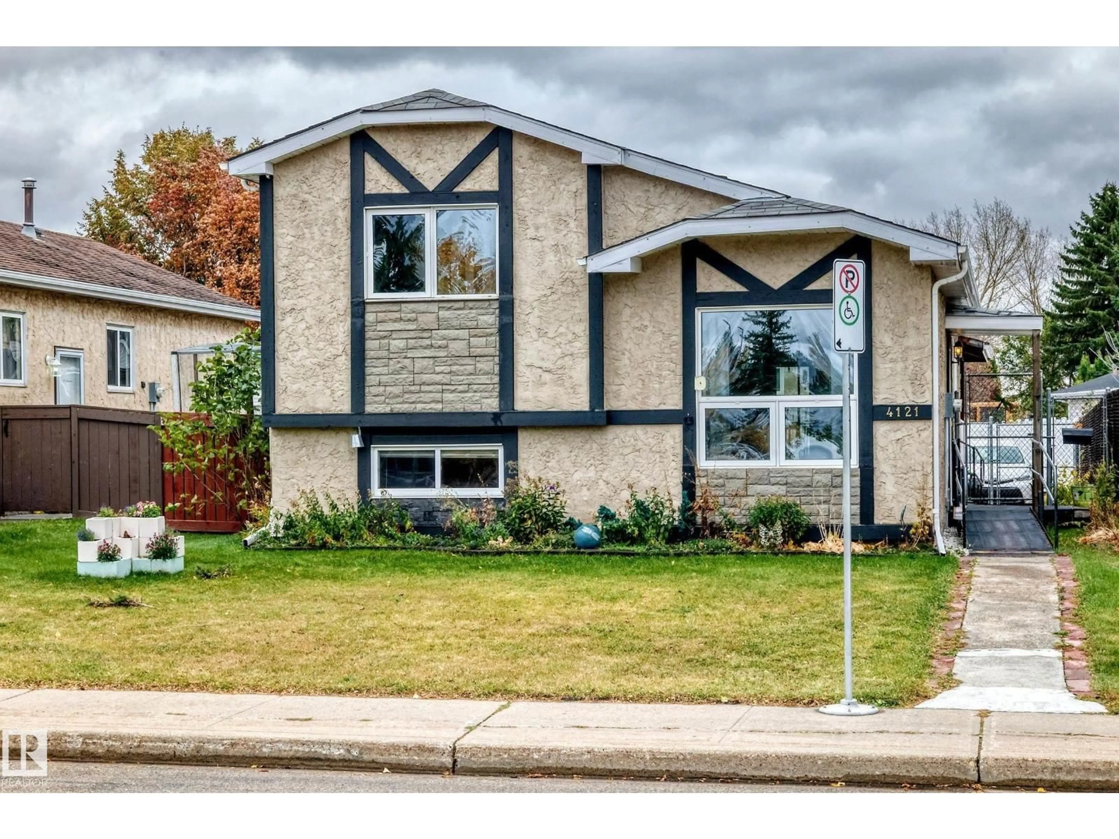 Home with vinyl exterior material, street for 4121 41 AV, Edmonton Alberta T6L5M3
