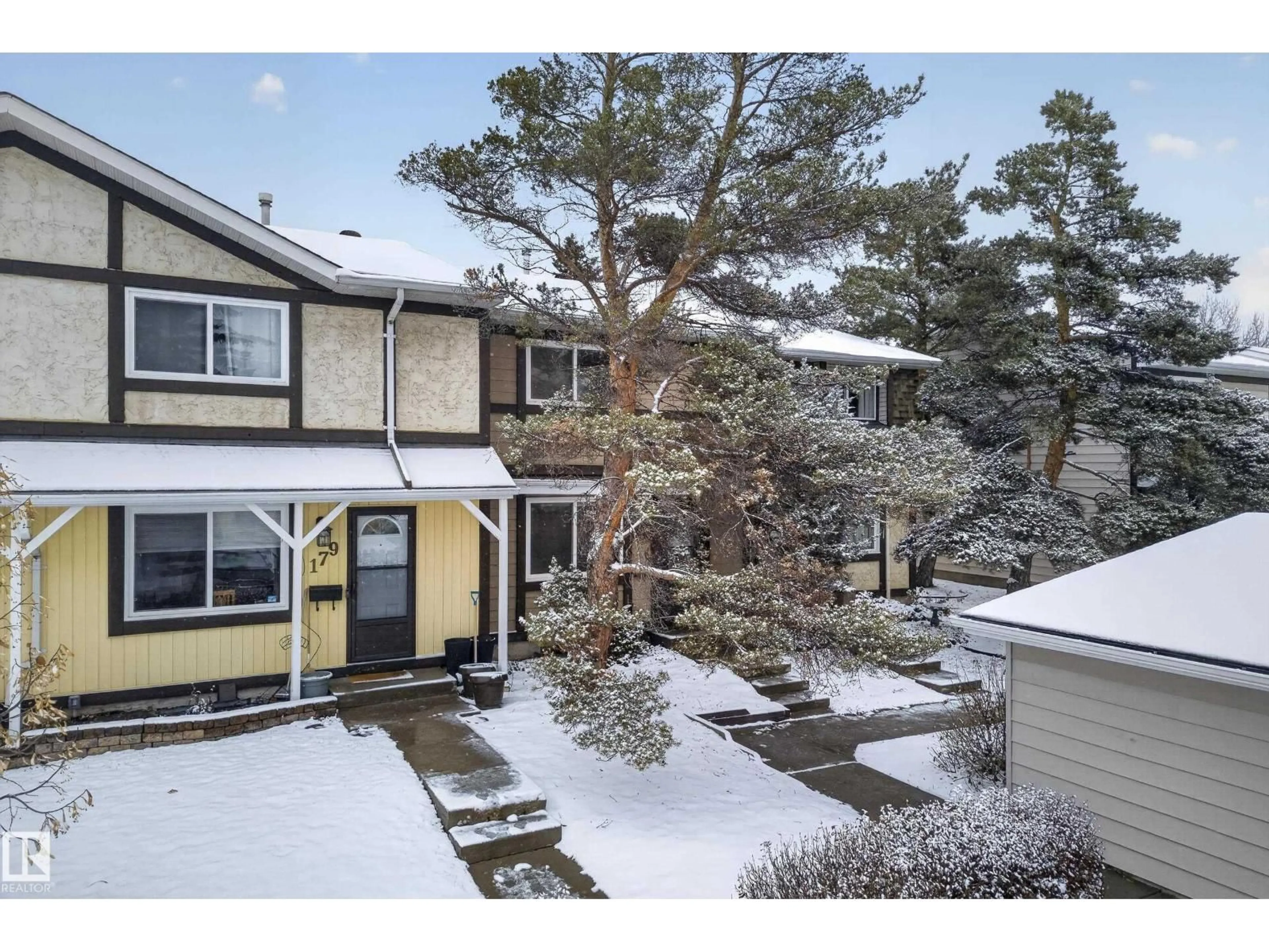 A pic from outside/outdoor area/front of a property/back of a property/a pic from drone, street for 181 TUDOR LN, Edmonton Alberta T6J3T5